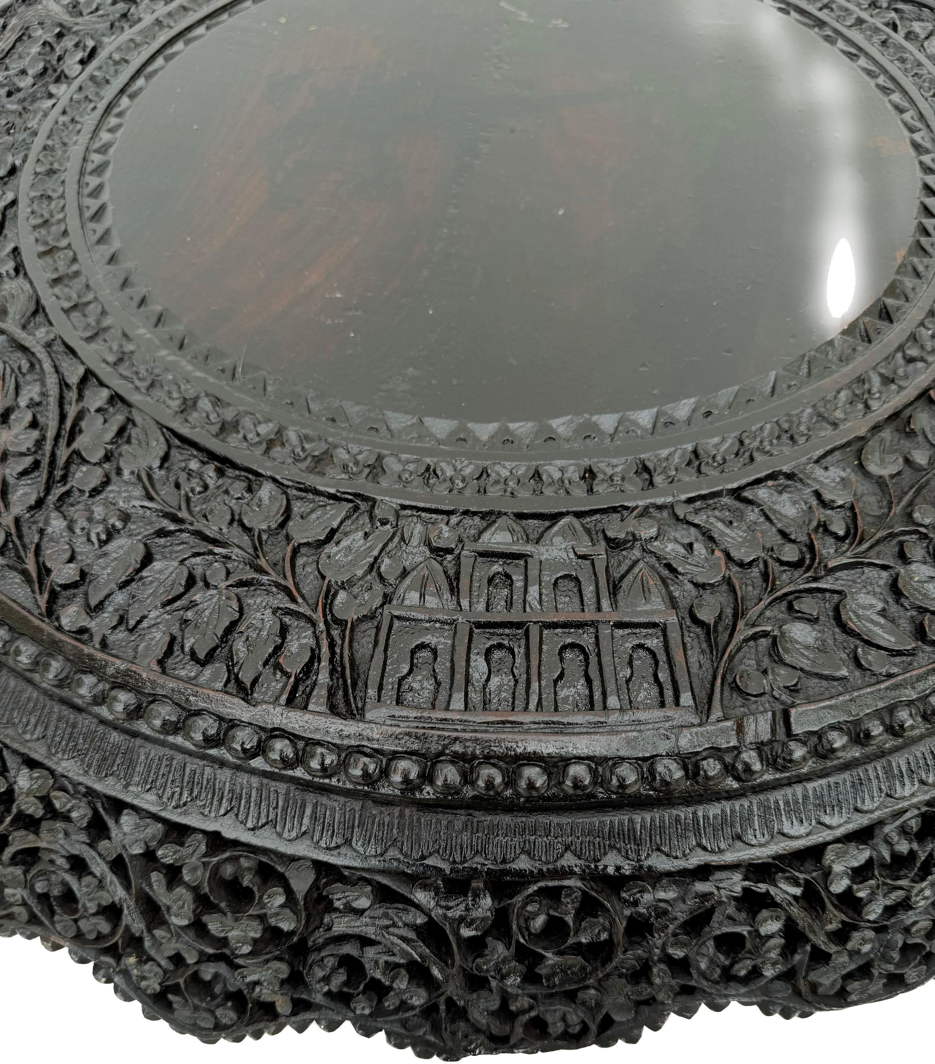 Table d'appoint birmane anglo-indienne sculptée du 19ème siècle Bon état - En vente à Bradenton, FL