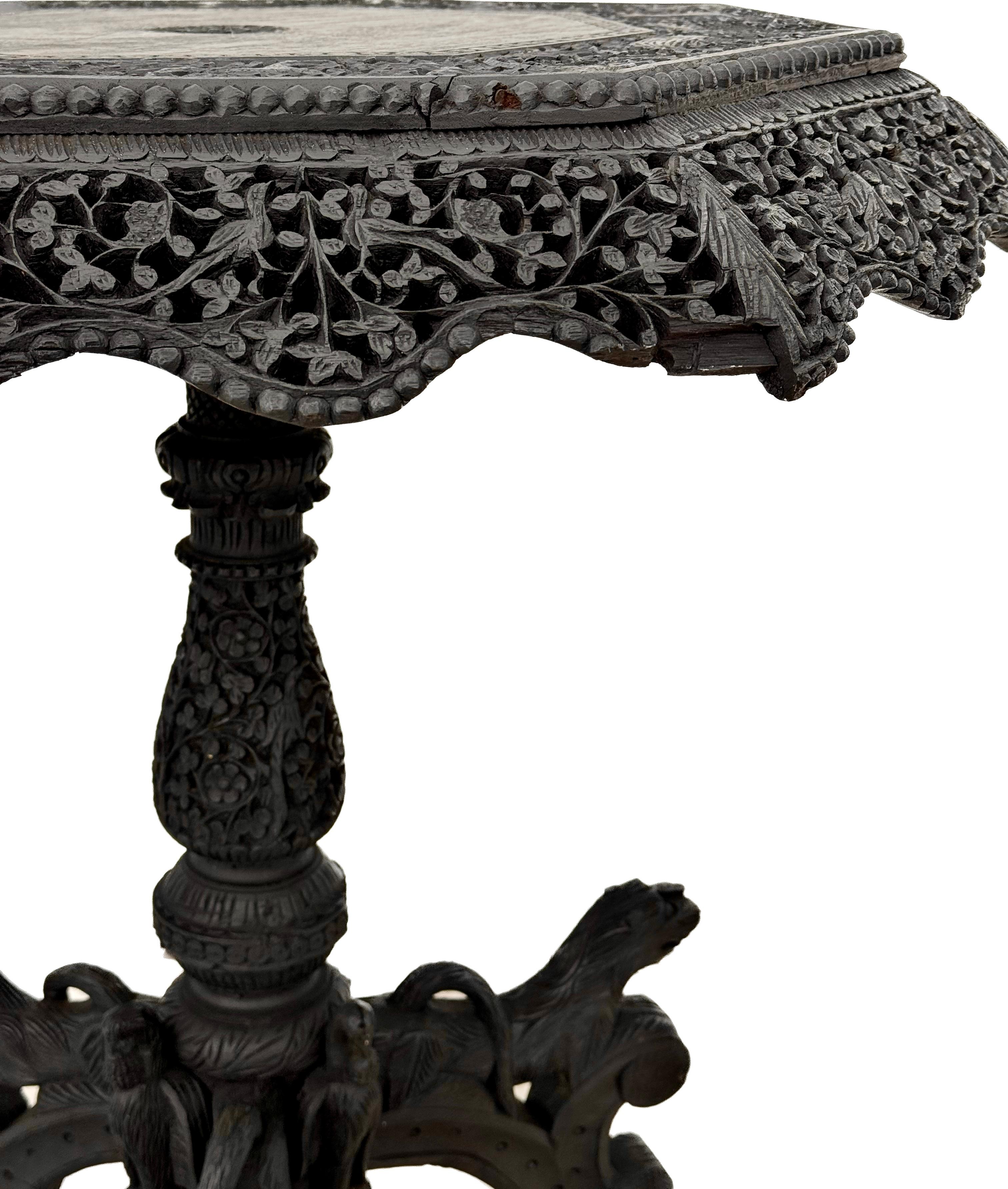 Table d'appoint birmane anglo-indienne sculptée du 19ème siècle    Bon état - En vente à Bradenton, FL