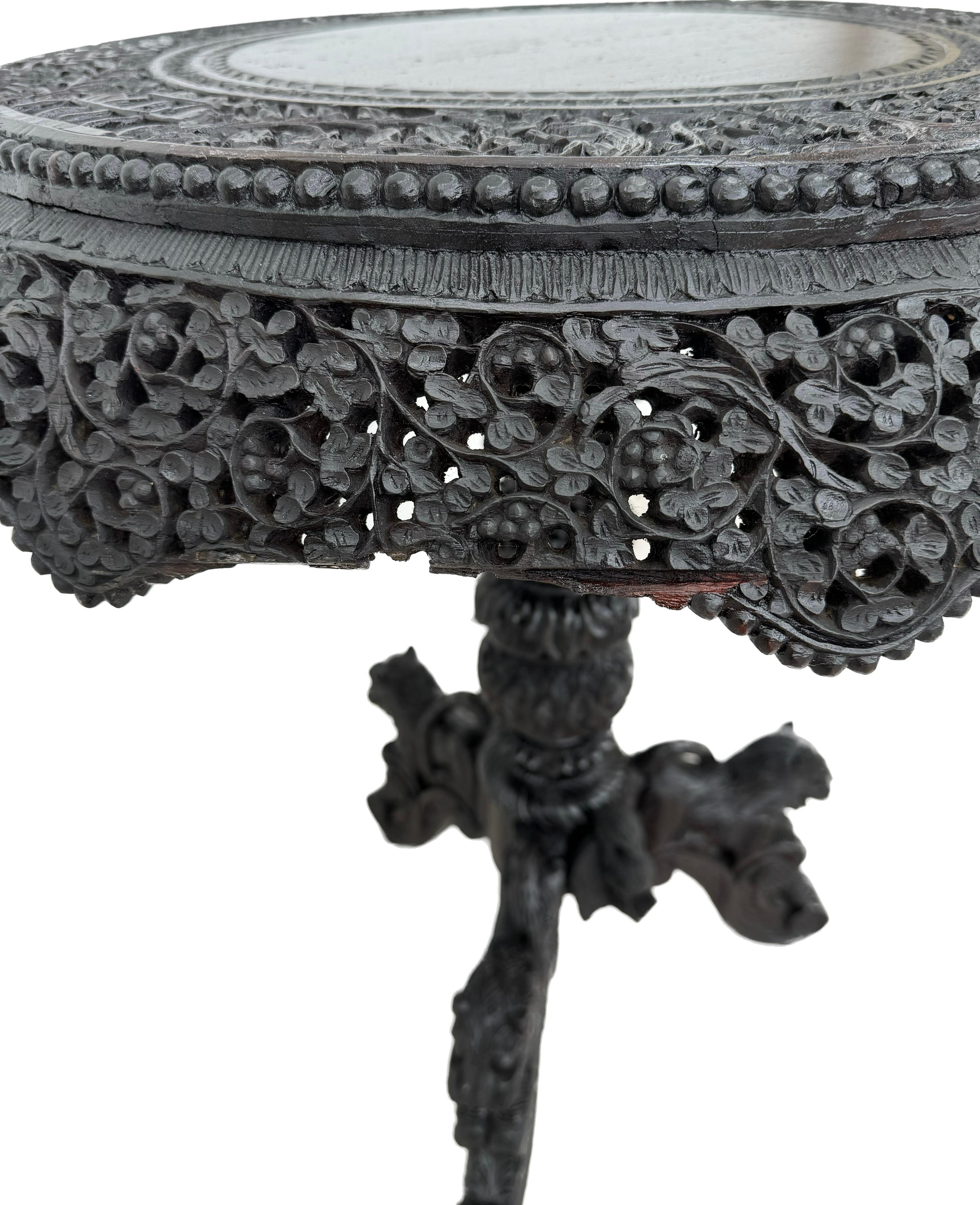 XIXe siècle Table d'appoint birmane anglo-indienne sculptée du 19ème siècle en vente