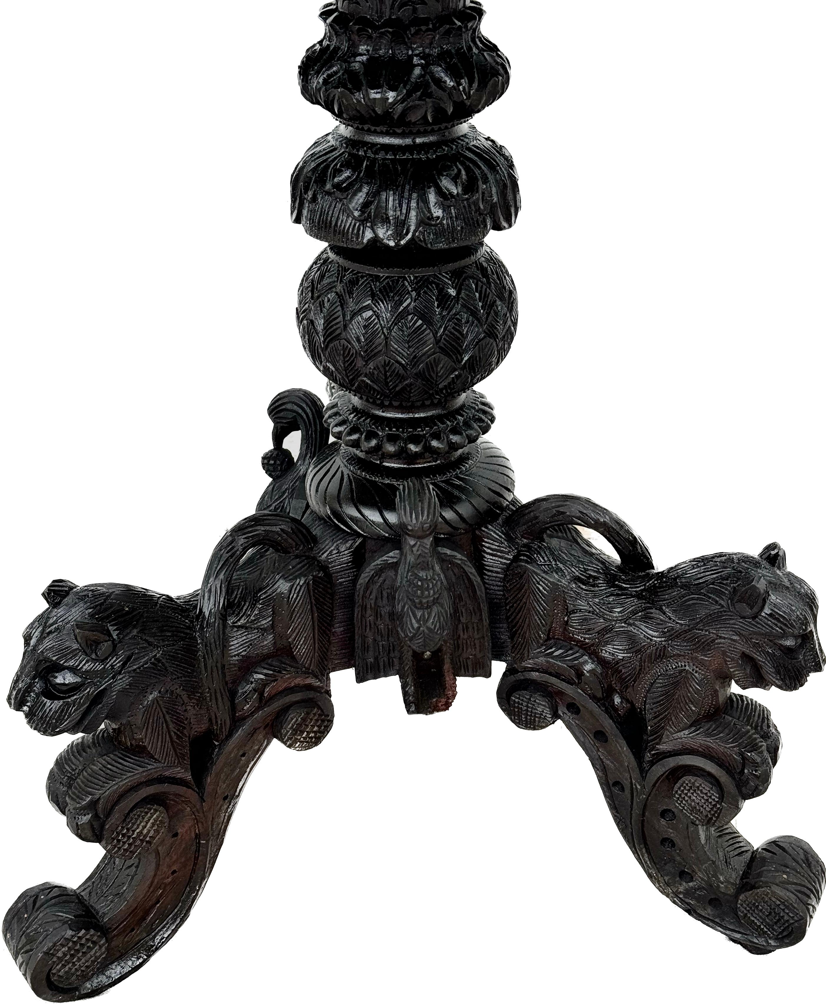 Bois Table d'appoint birmane anglo-indienne sculptée du 19ème siècle en vente
