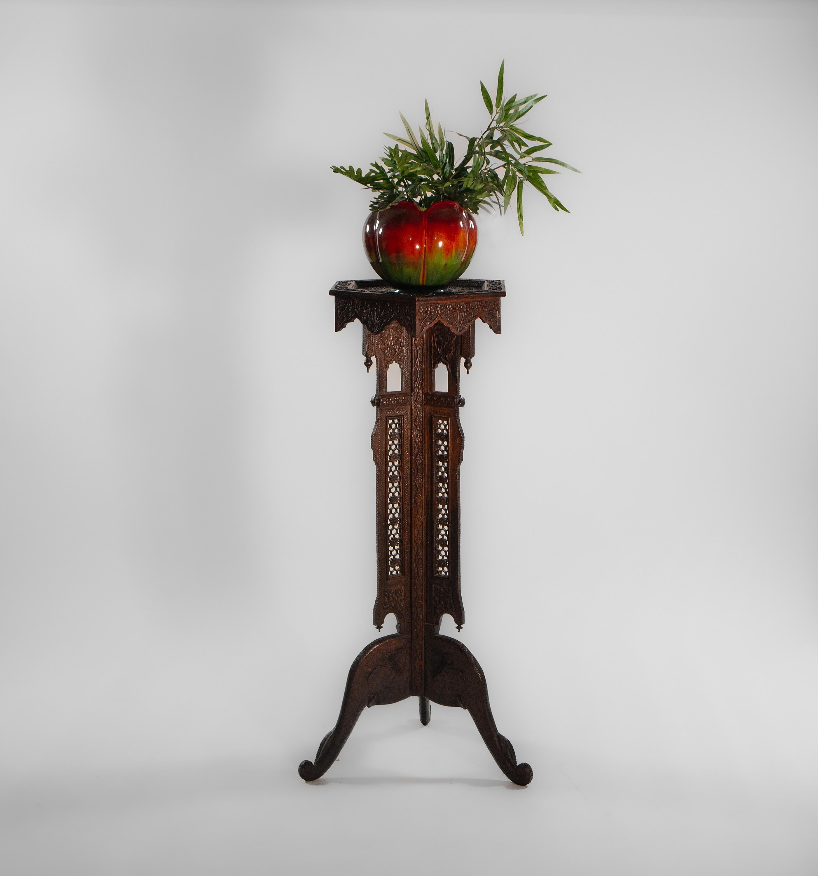 A beautiful antique Burmese Anglo Indian hardwood Jardinière plant stand. Circa 1880.

Hand carved and pierced decoration throughout, standing on elephant head tripod legs.

There are a couple of small knocks to the corners of the frieze decoration,
