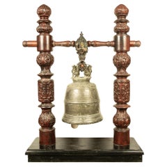 Cloche de temple birmane en bronze du 19e siècle avec stand en bois dur, grande échelle
