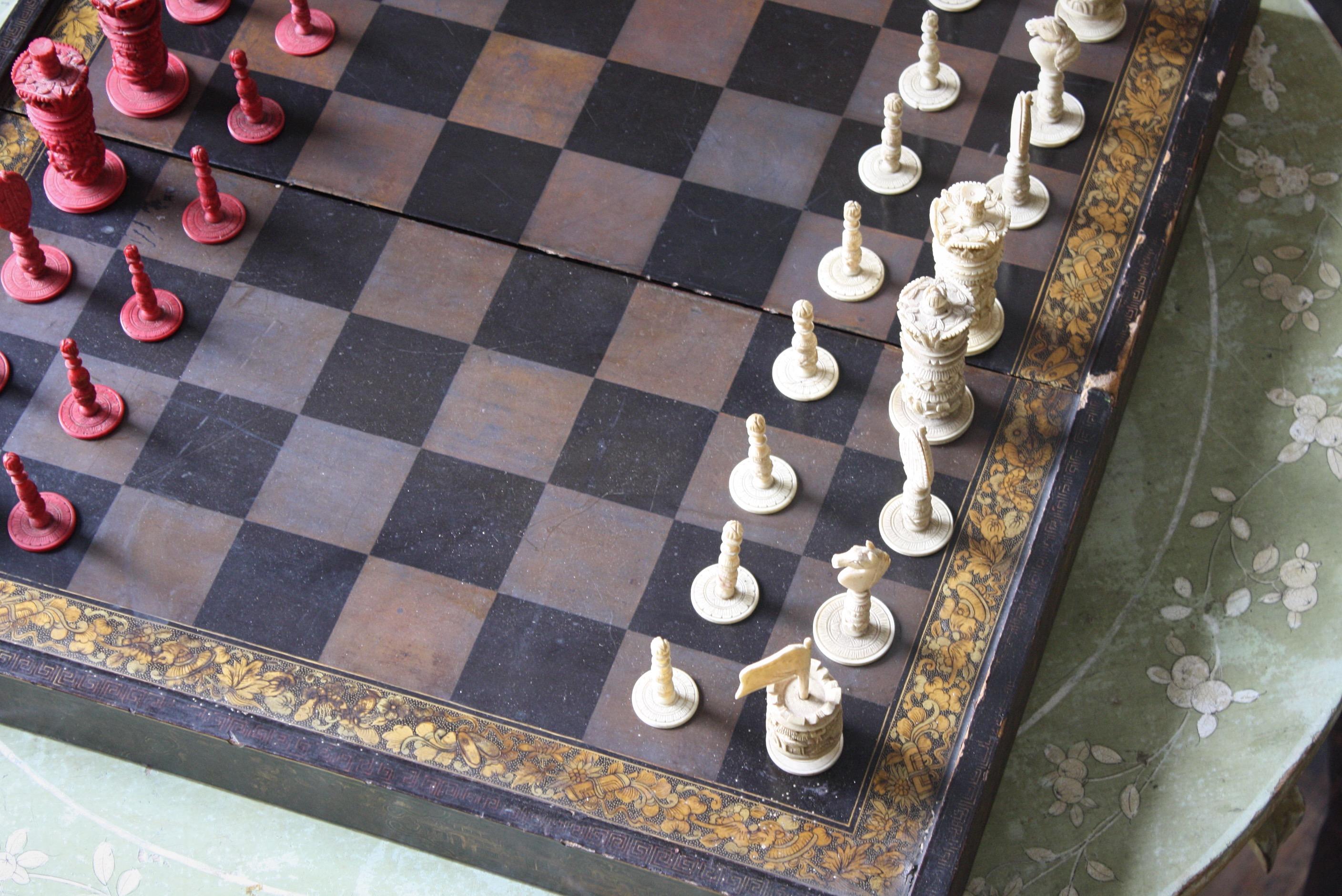Ensemble d'échecs birmans et planche laquée et dorée d'exportation chinoise du 19e siècle 2