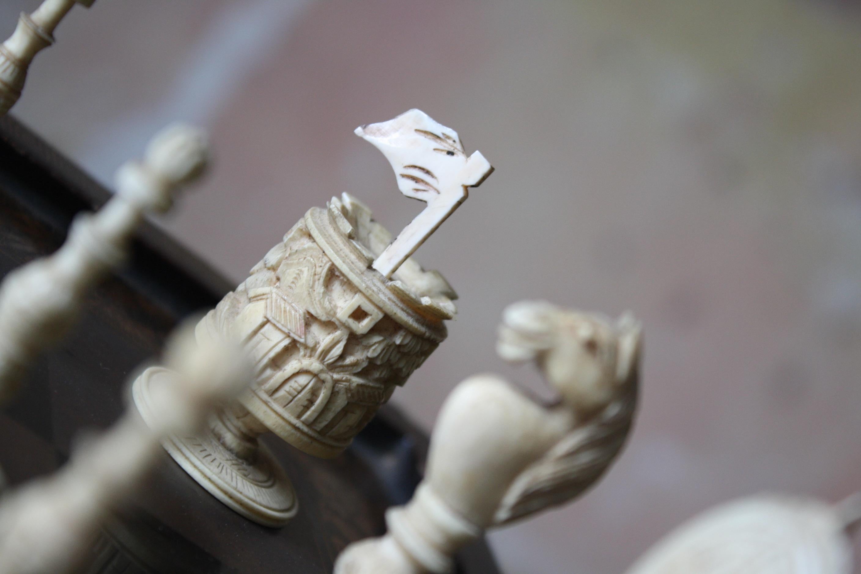 Ensemble d'échecs birmans et planche laquée et dorée d'exportation chinoise du 19e siècle 4