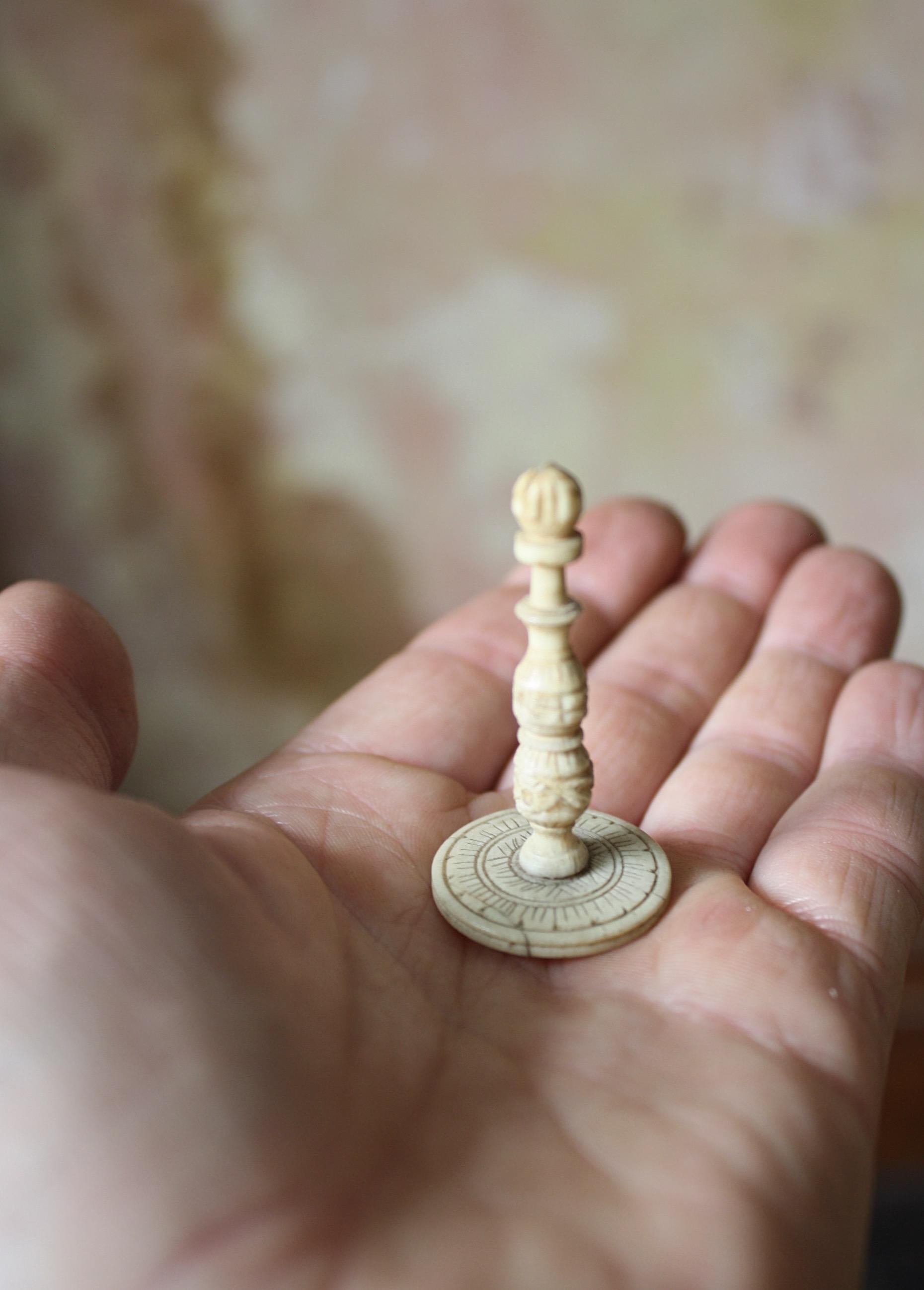 Ensemble d'échecs birmans et planche laquée et dorée d'exportation chinoise du 19e siècle 8