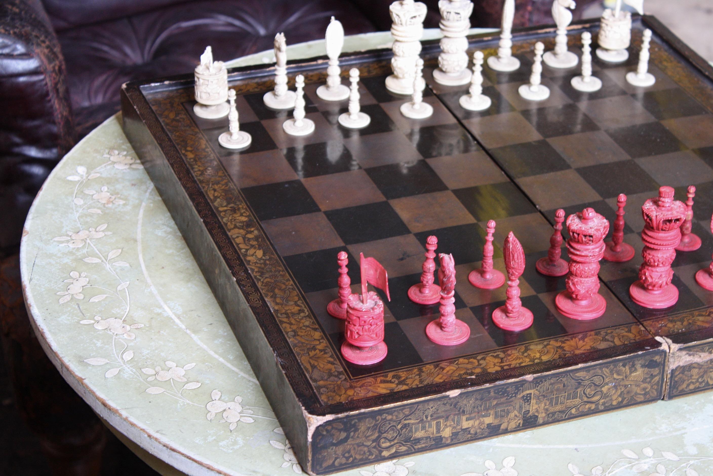 Sculpté à la main Ensemble d'échecs birmans et planche laquée et dorée d'exportation chinoise du 19e siècle