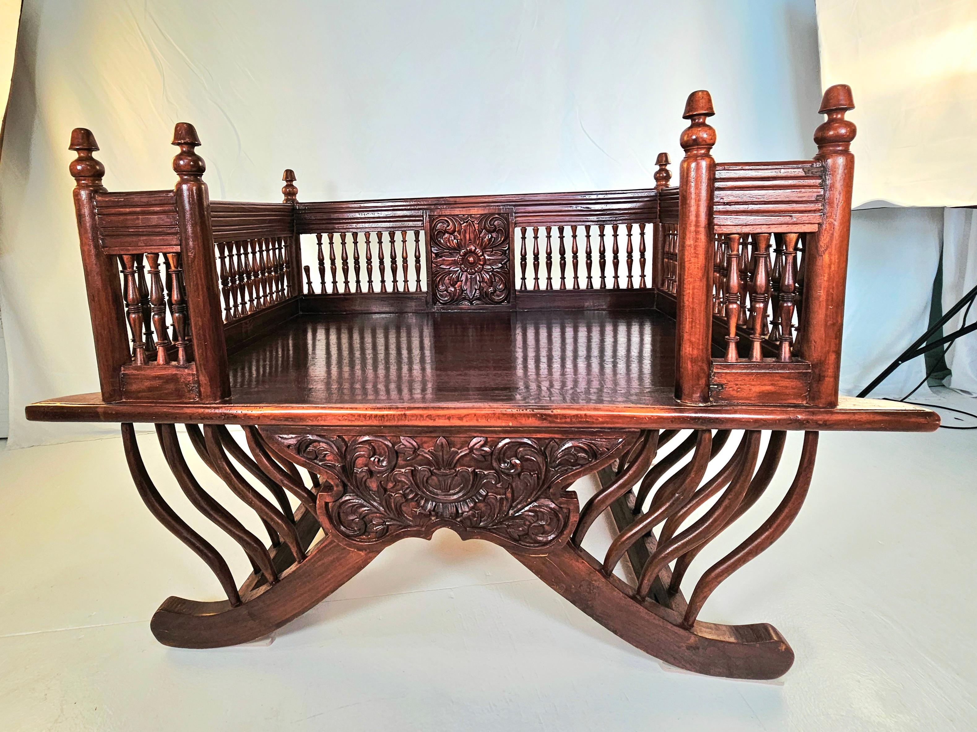 Sedile Howdah a forma di elefante birmano del XIX secolo.
Il cuscino imbottito della seduta è più recente della seduta in Wood.
Il cuscino è probabilmente del 1960-70. 
Ha una cerniera sul retro.
Recentemente è stato pulito professionalmente.