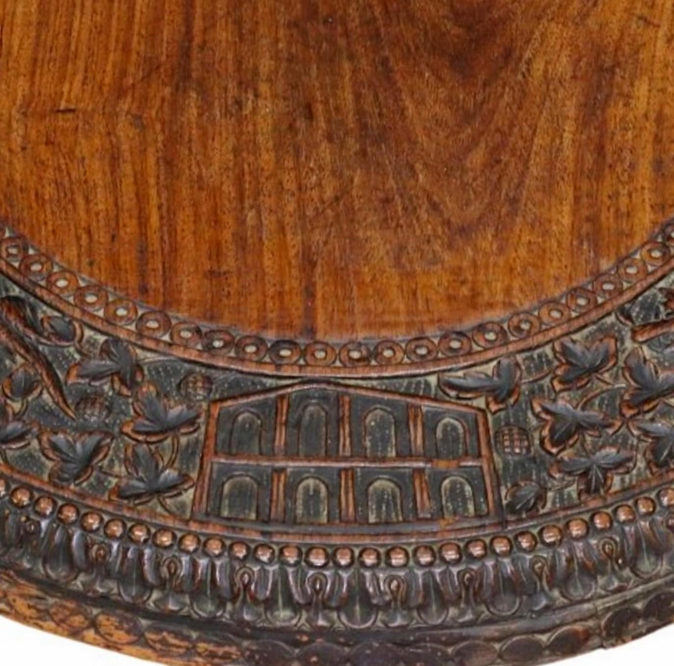 Bois de feuillus Table d'appoint birmane finement sculptée du 19ème siècle  en vente