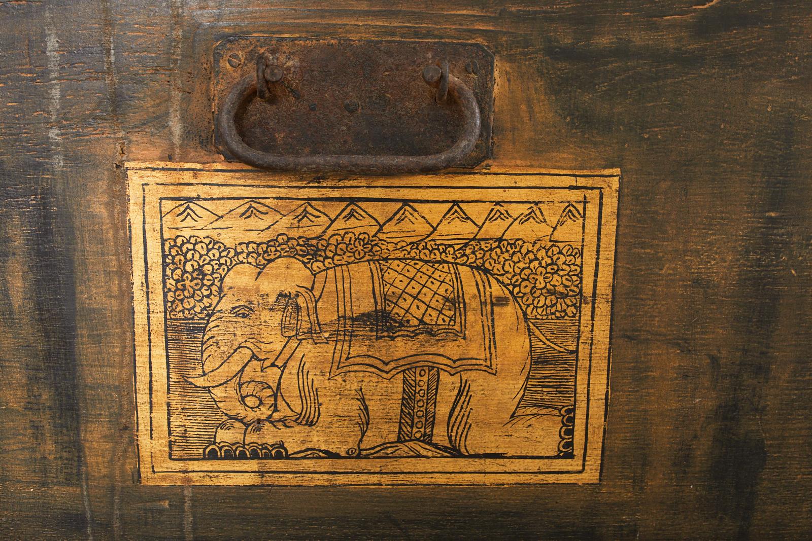 19. Jahrhundert birmanische vergoldete Truhe oder Trunk Tisch im Angebot 5
