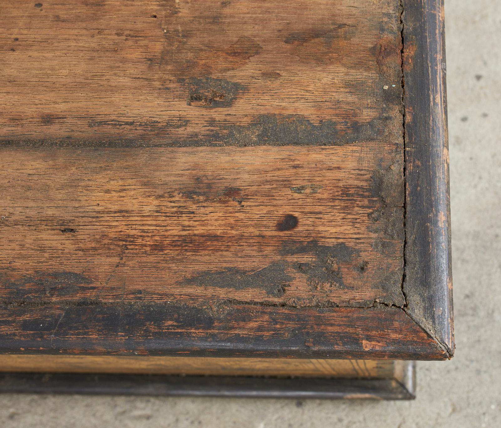 19th Century Burmese Gilded Chest or Trunk Table For Sale 11