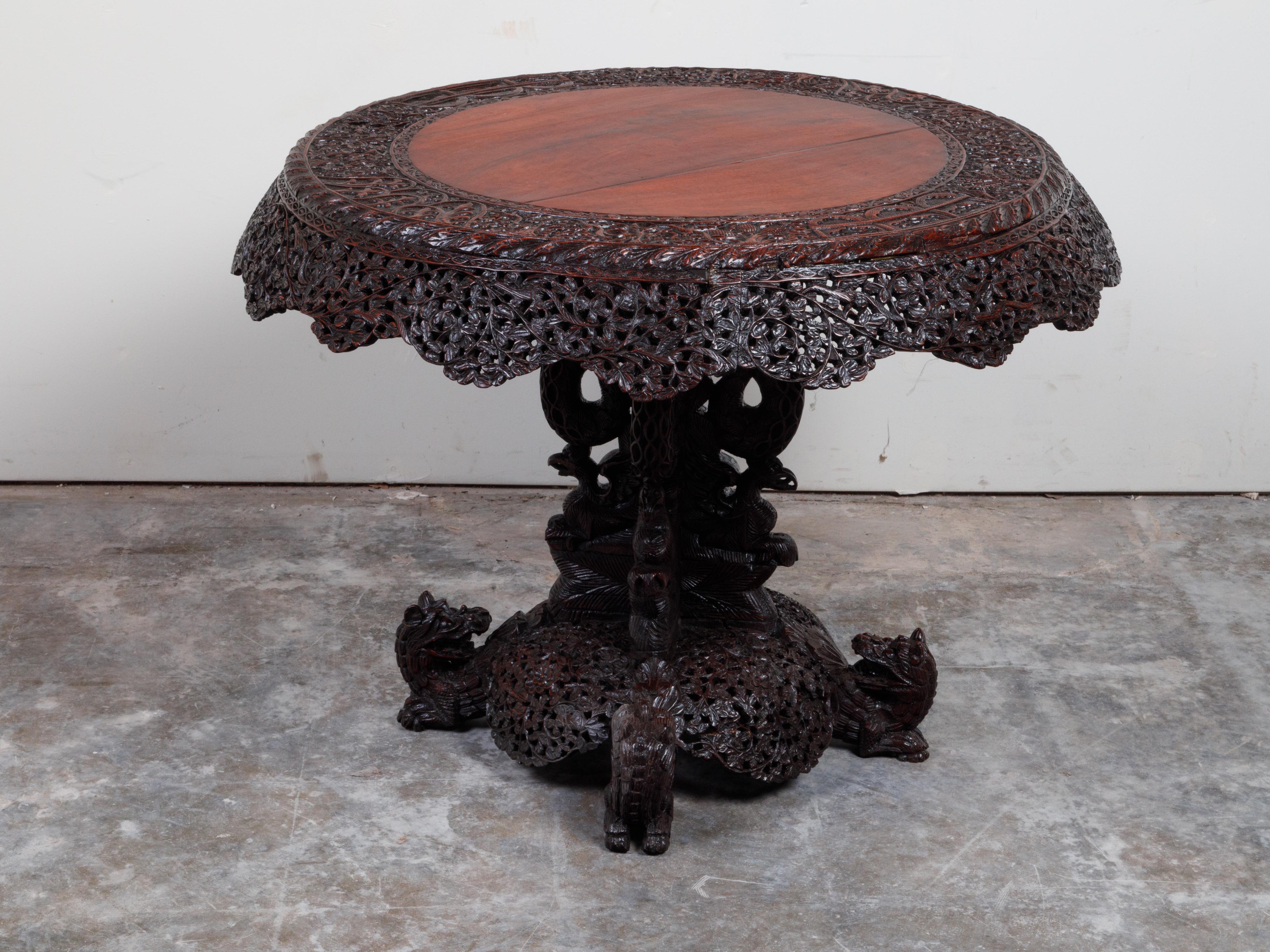 Guéridon de table d'appoint birman du 19ème siècle sculpté à la main avec animaux mythiques en vente 4