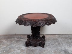 Tavolo con piedistallo laterale intagliato a mano birmano del XIX secolo con animali mitici