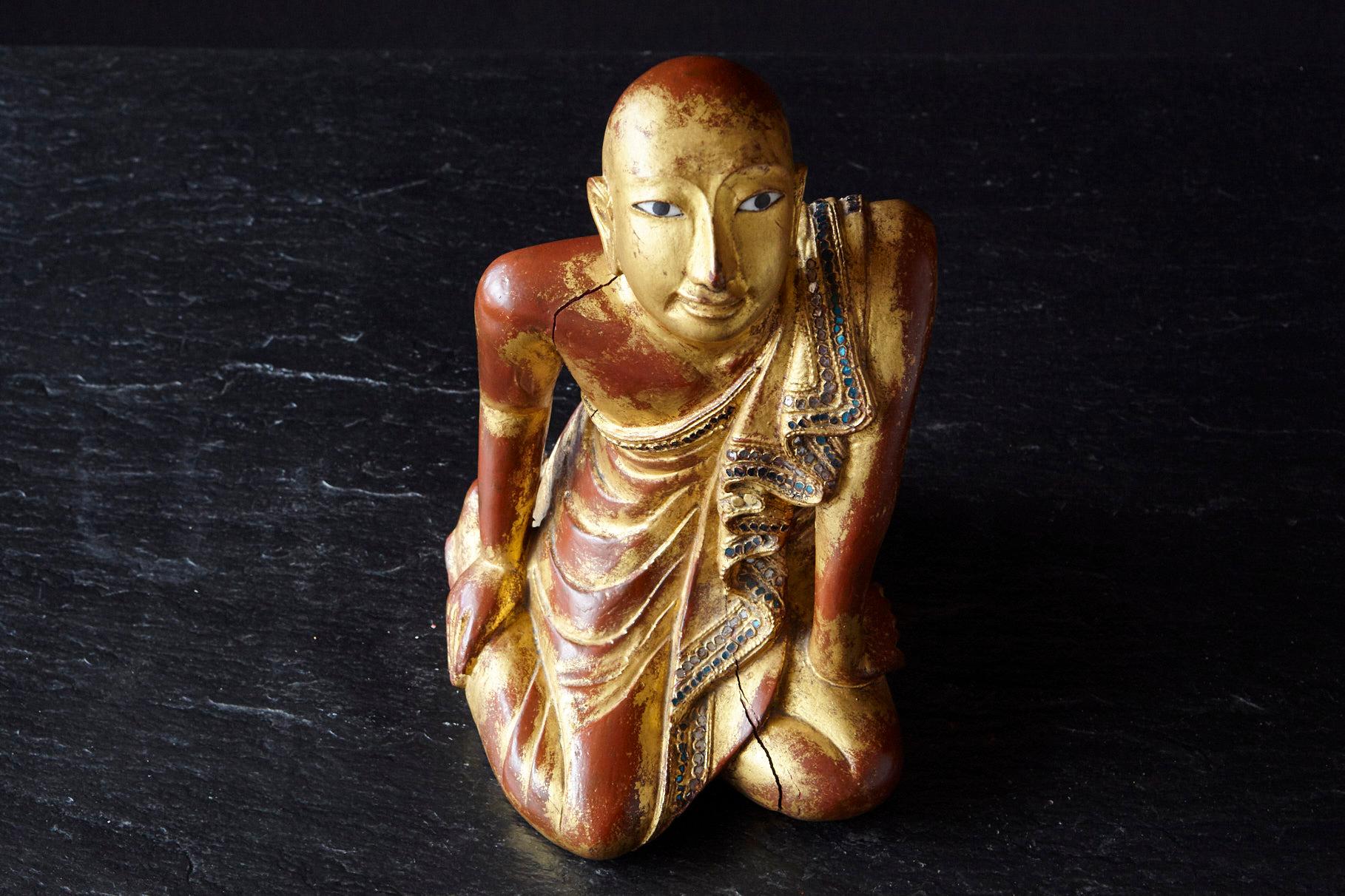 figure de temple birmane du 19ème siècle:: moine bouddhiste agenouillé en bois doré 9