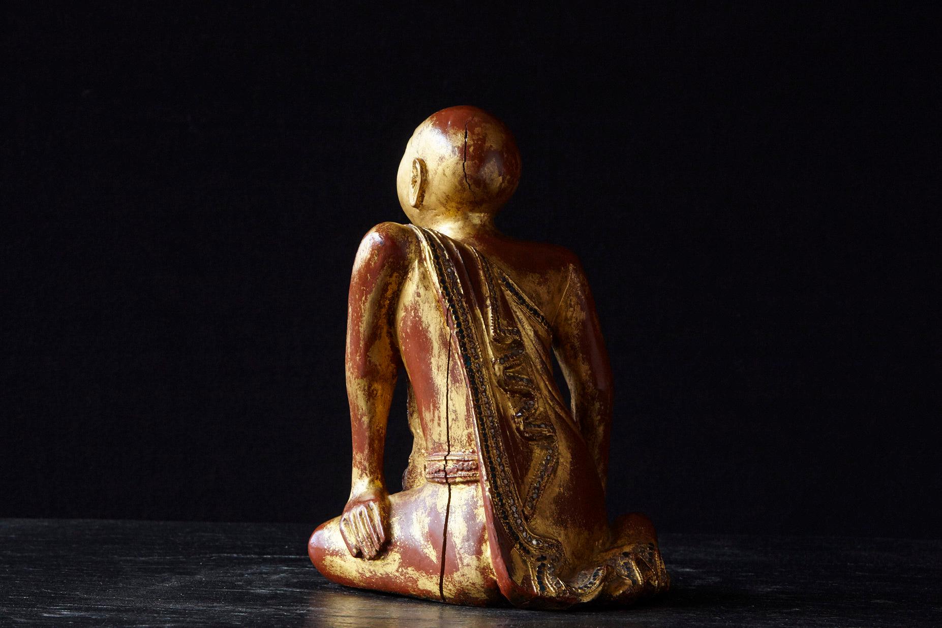 19th Century Burmese Kneeling Buddhist Monk Gilded Wood Temple Figure In Good Condition In Pau, FR