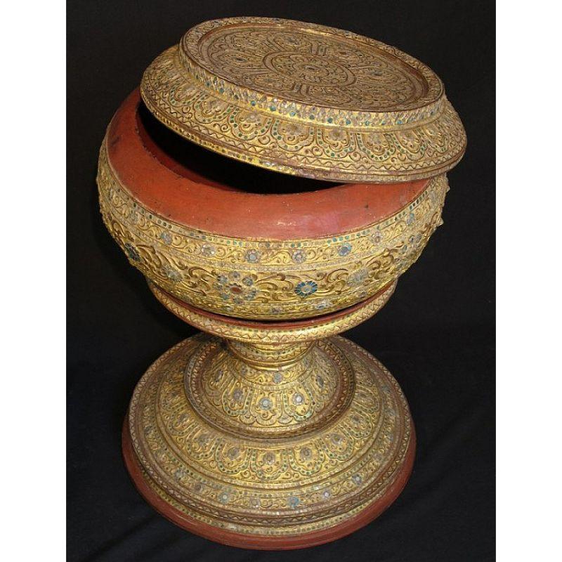 19th Century Burmese Offering Vessel from Burma In Good Condition For Sale In DEVENTER, NL