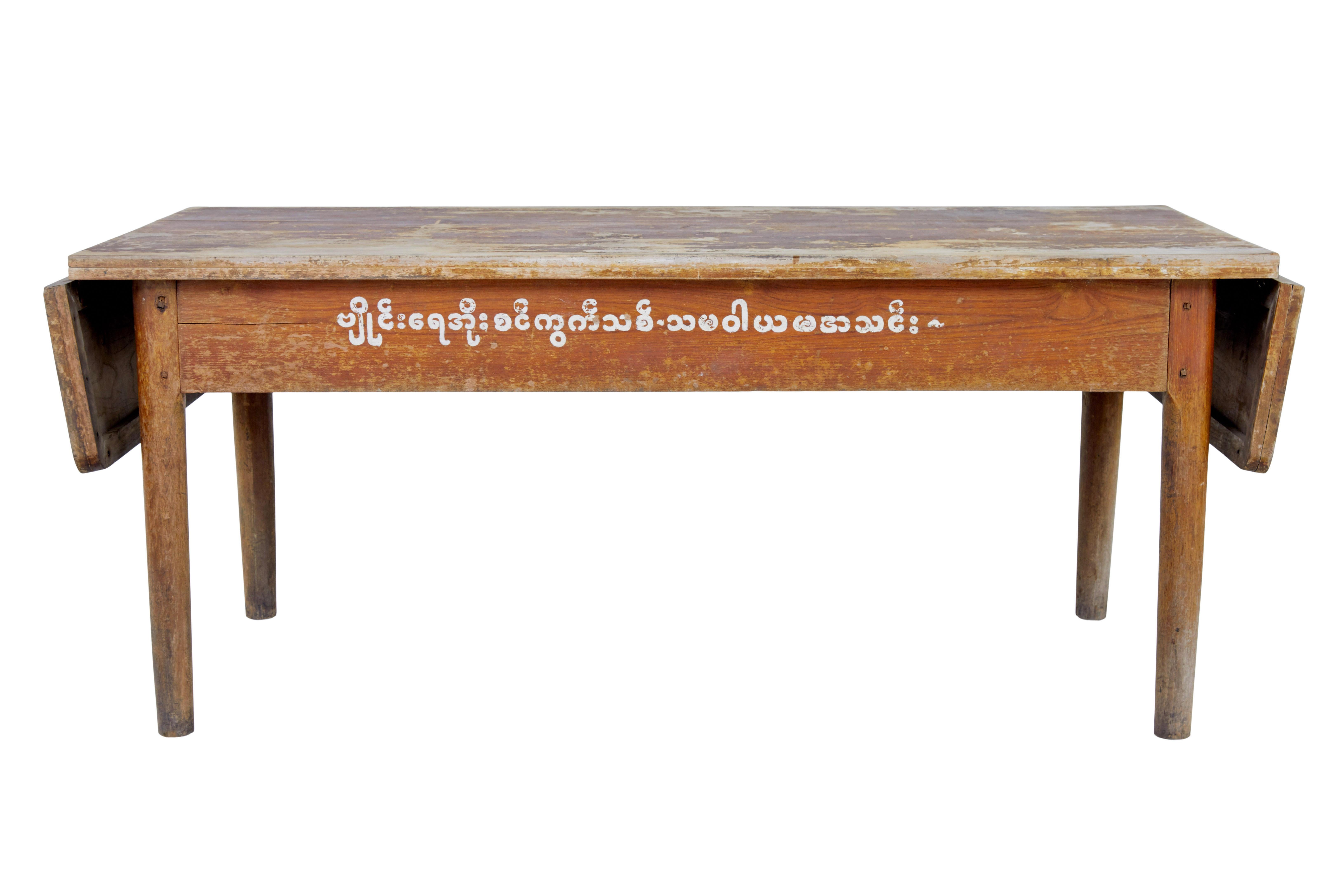 Mesa de aldea birmana de teca pintada del siglo XIX Rústico