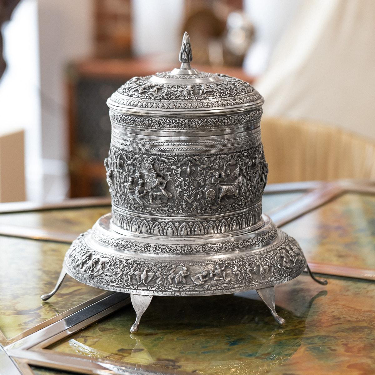 19. Jh. Burmesische (Myanmar) Beteldose aus massivem Silber auf Ständer, traditionelle Form, hochdekorativ, jedes Teil ist in Hochrelief mit verschiedenen Szenen aus der burmesischen Folklore und dem Buddhismus in Form von Reserven ziseliert,