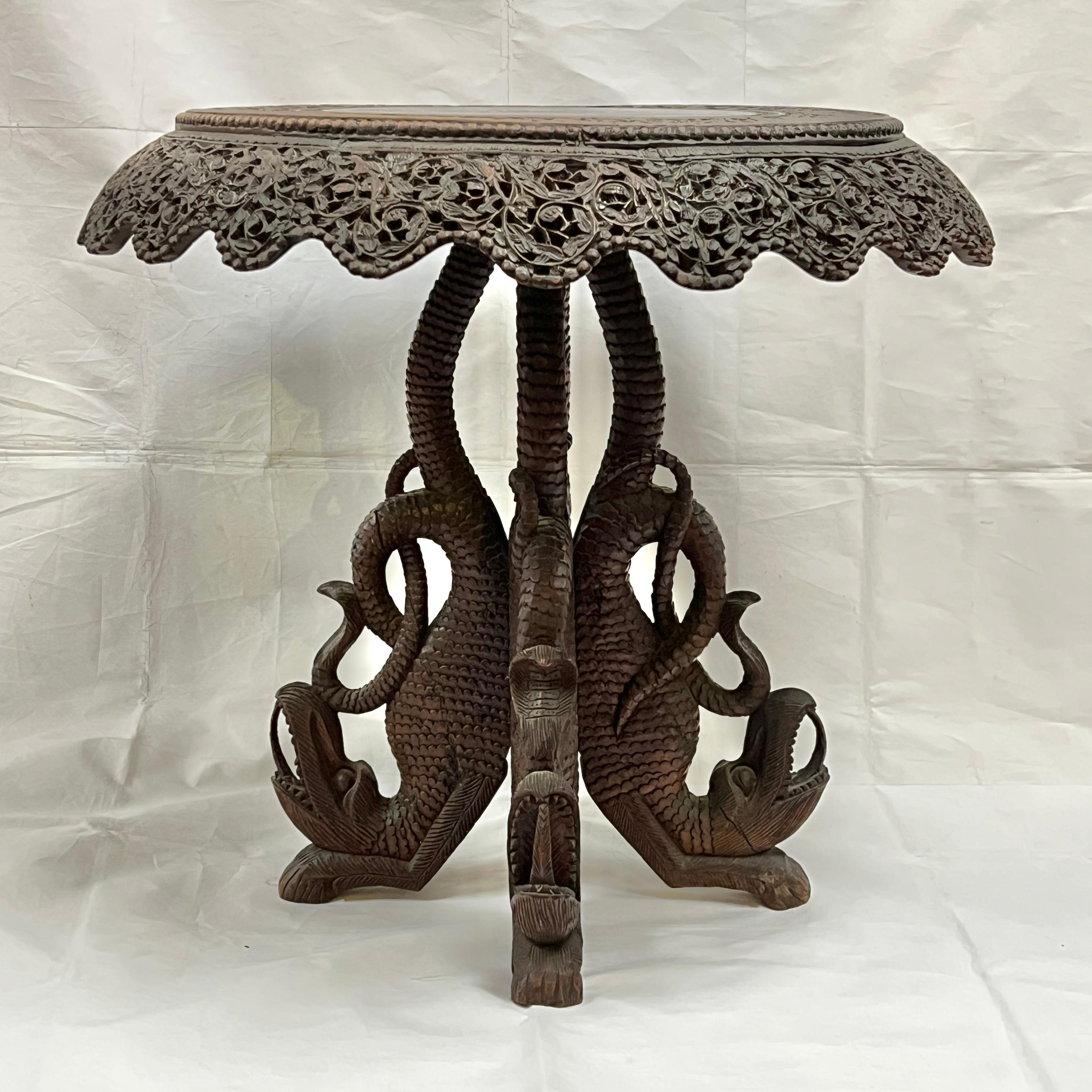 19th Century Burmese / South Asian Carved Wooden Side Table Tallado a mano en venta