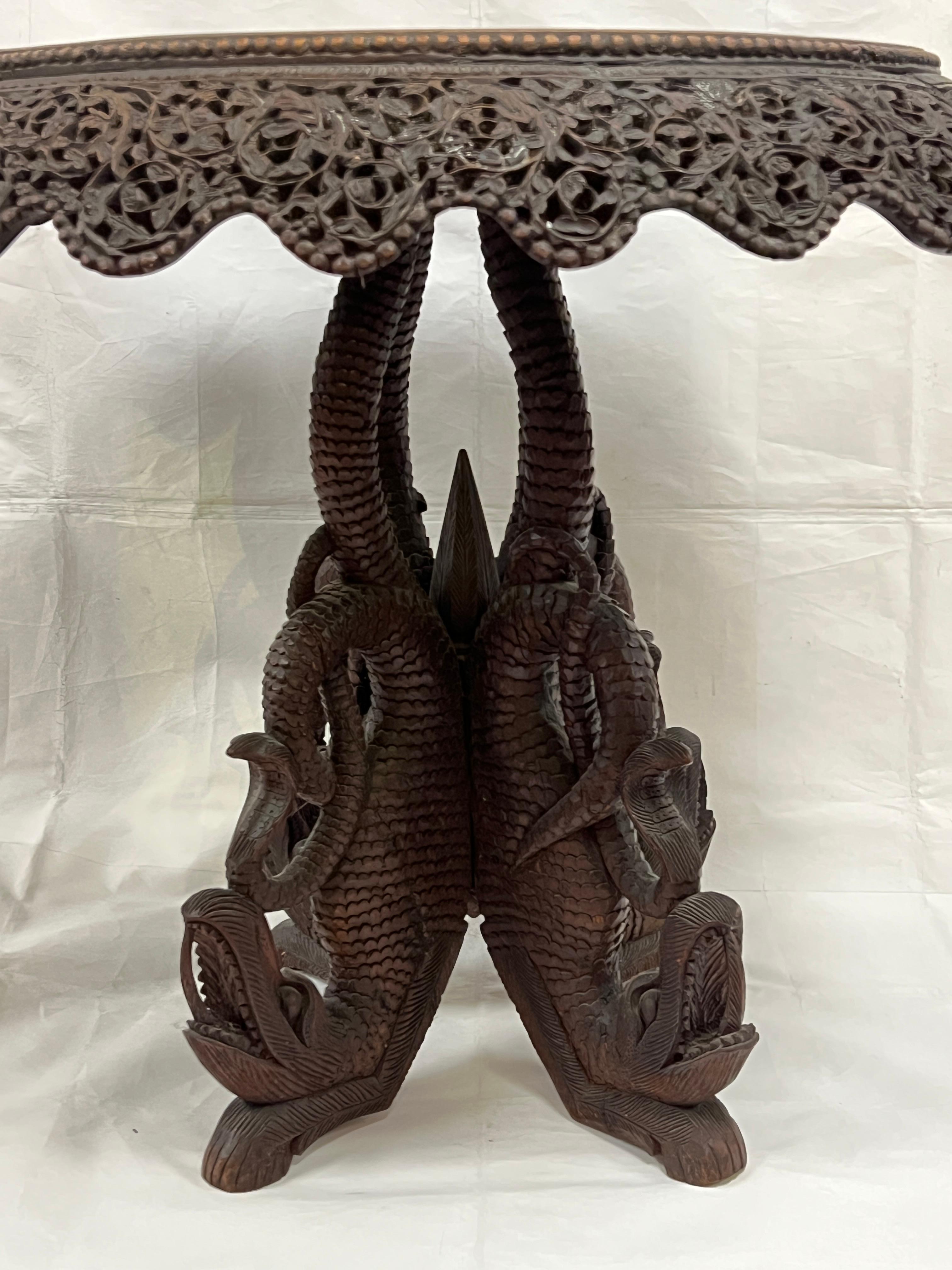 19th Century Burmese / South Asian Carved Wooden Side Table en venta 1