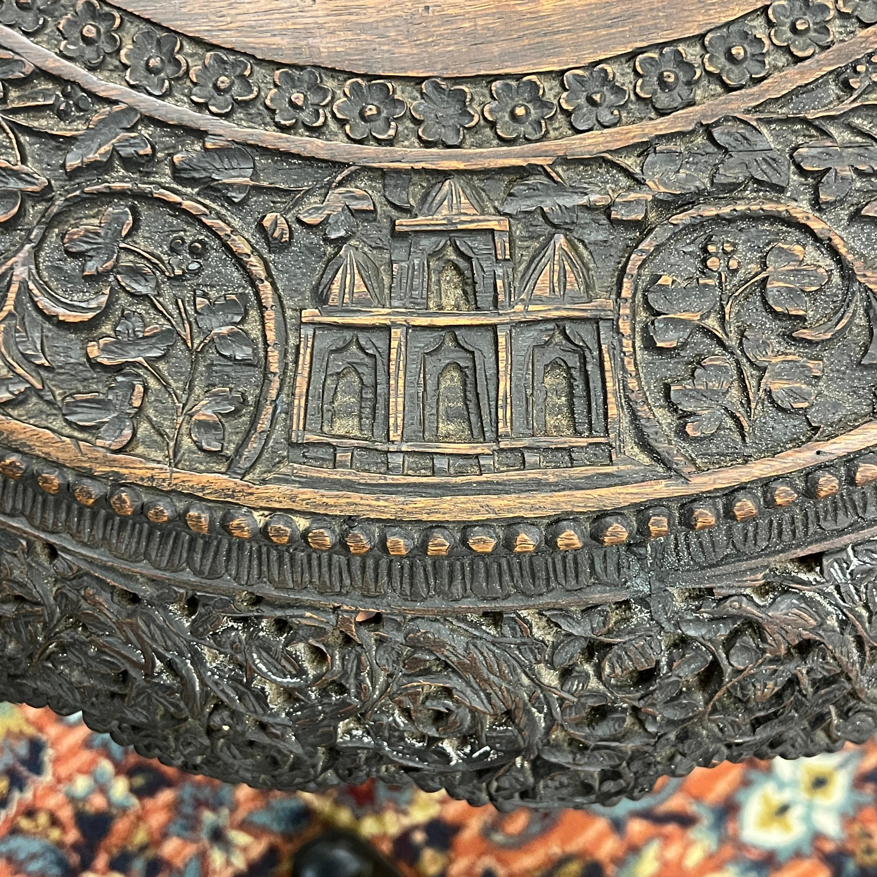 19th Century Burmese / South Asian Carved Wooden Side Table en venta 2