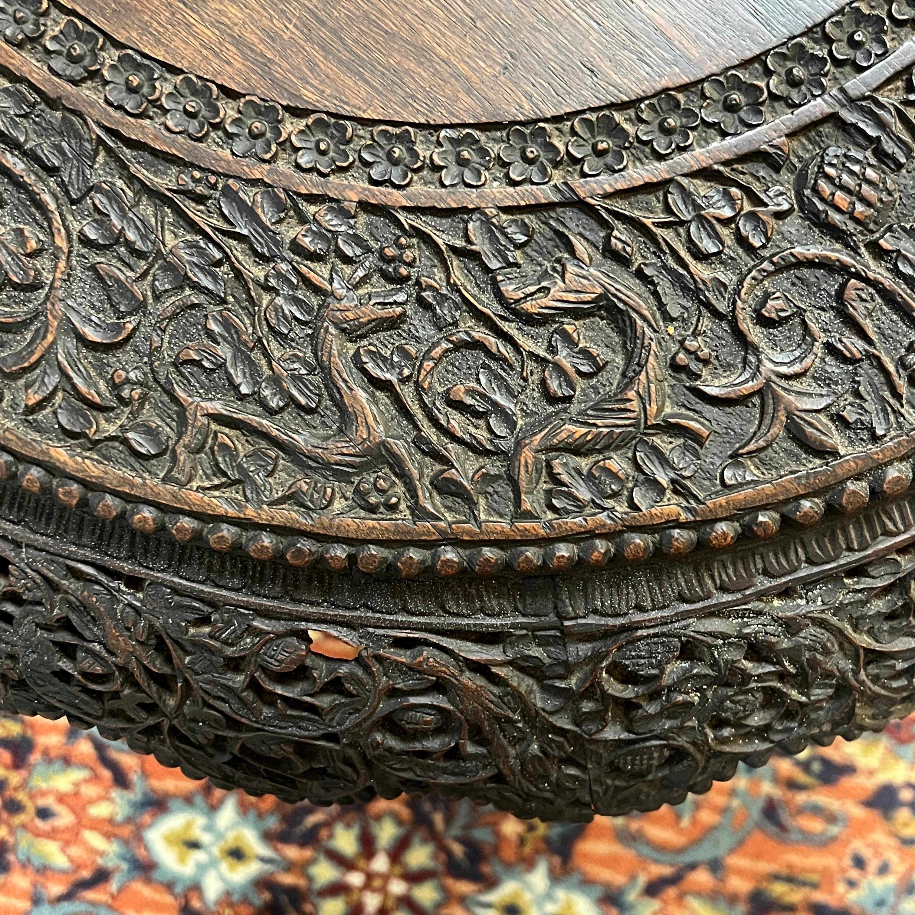 19th Century Burmese / South Asian Carved Wooden Side Table en venta 3