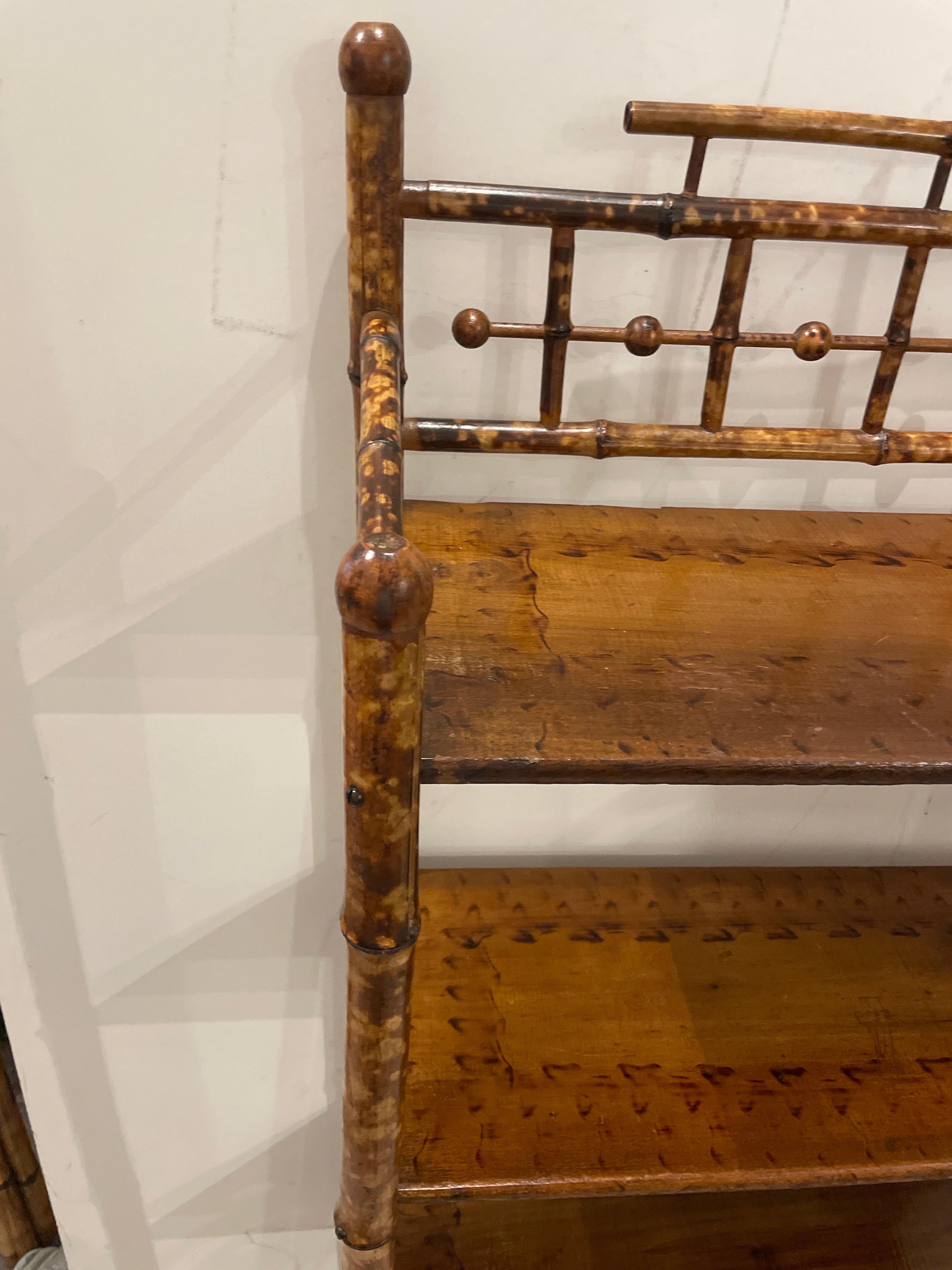 Inglese Etagere in bambù bruciato del XIX secolo in vendita