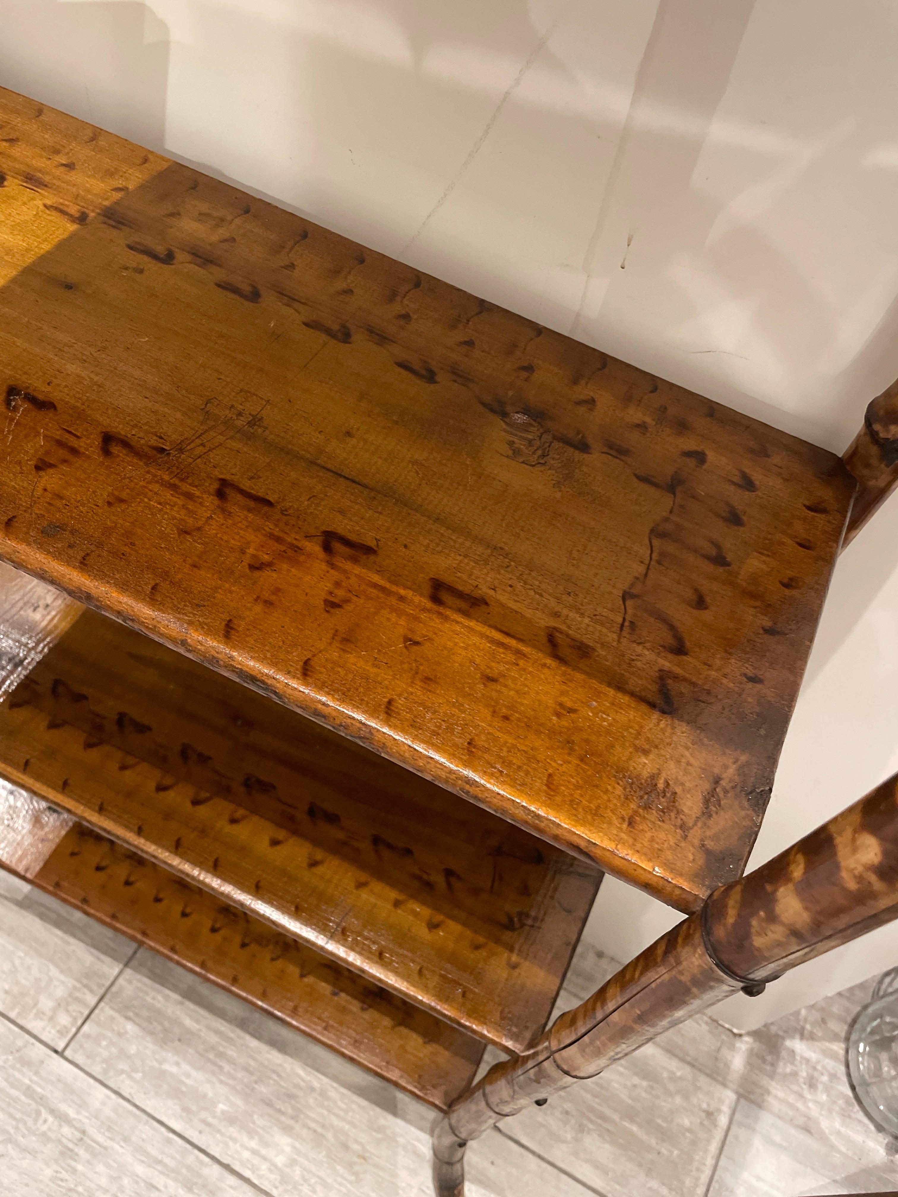Bambù Etagere in bambù bruciato del XIX secolo in vendita