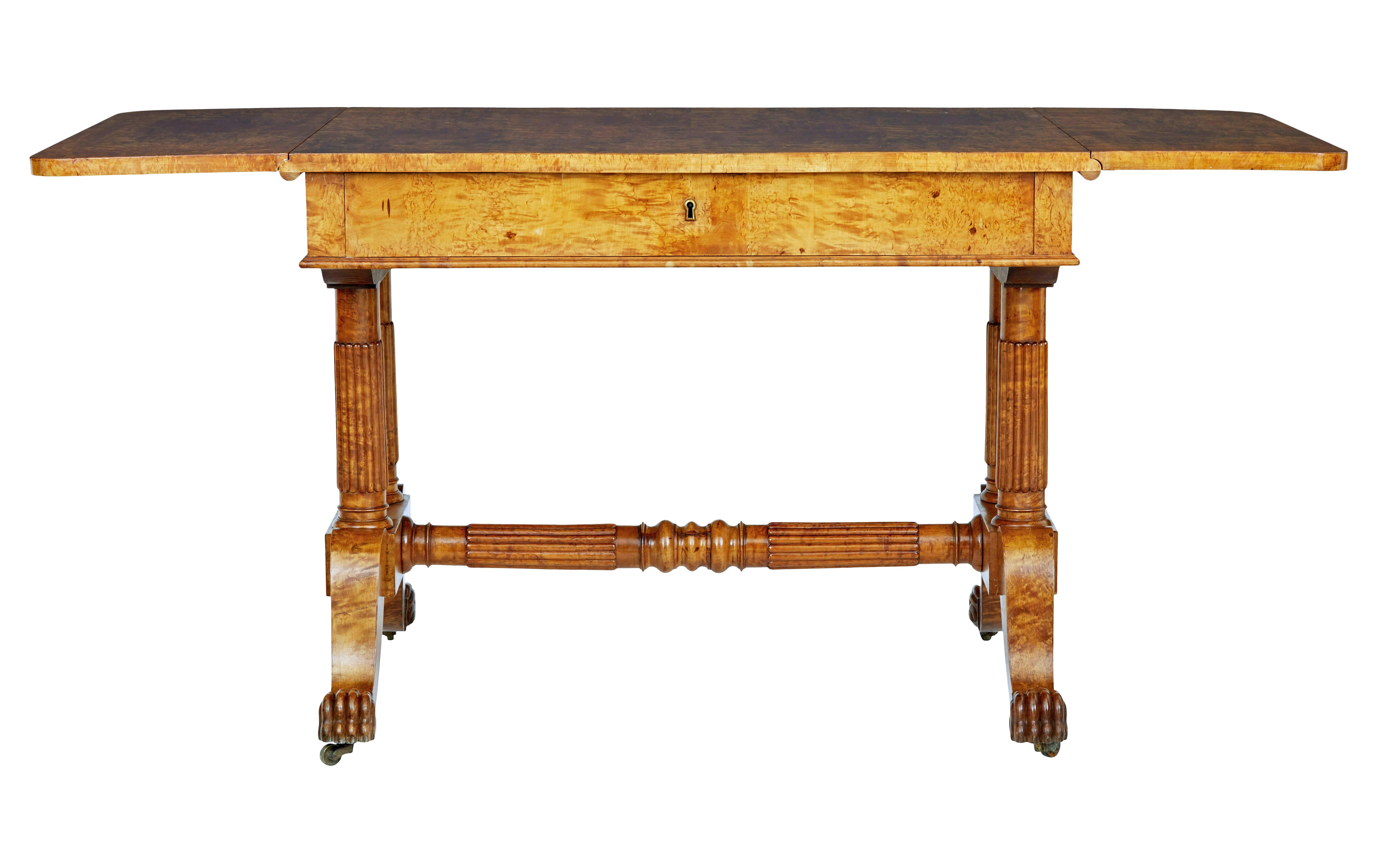 Mesa de sofá biedermeier de abedul rebabas del siglo XIX Biedermeier en venta