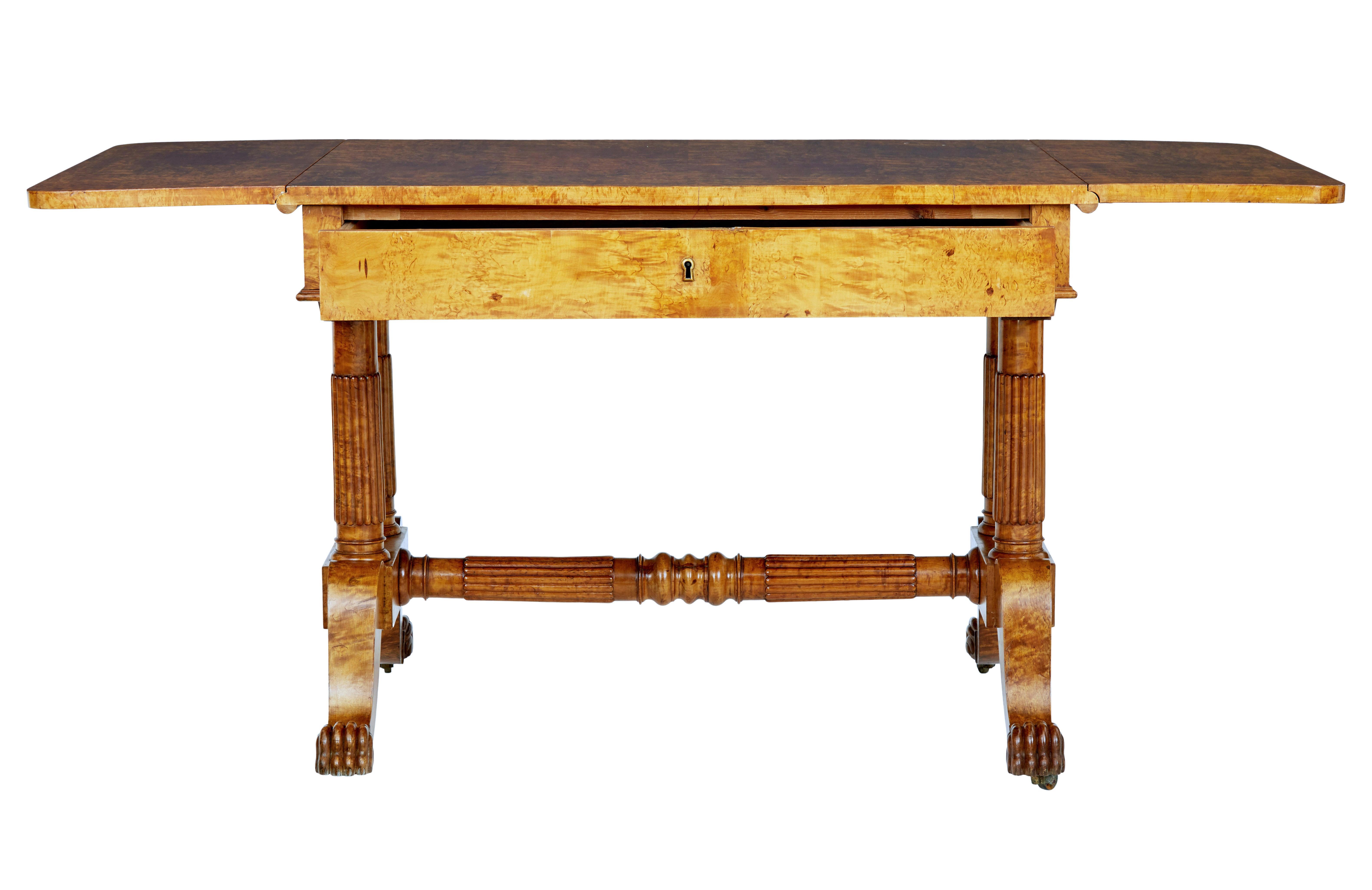 Sculpté Table de canapé Biedermeier en loupe de bouleau du XIXe siècle en vente