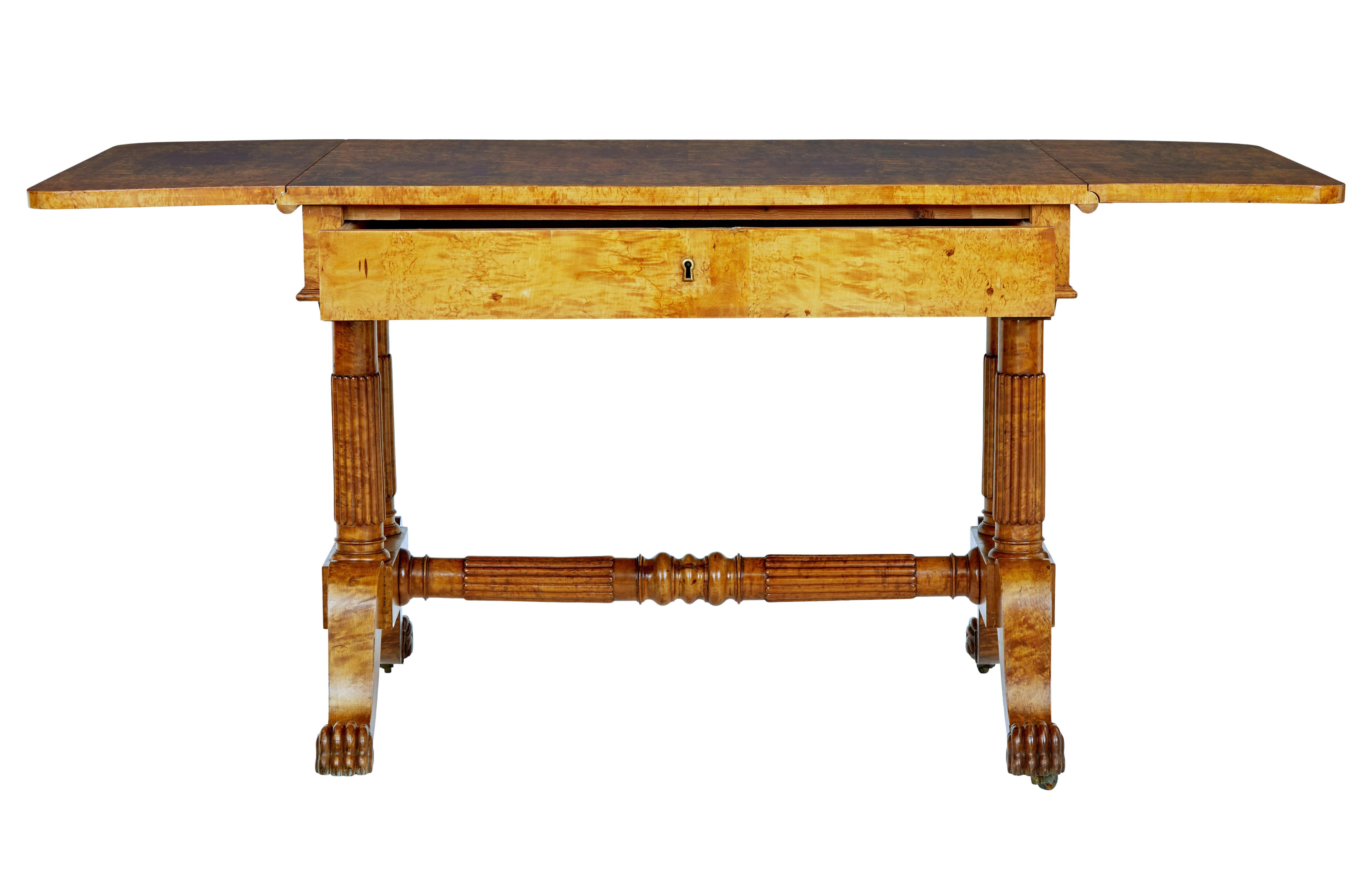 Mesa de sofá biedermeier de abedul rebabas del siglo XIX Sueco en venta