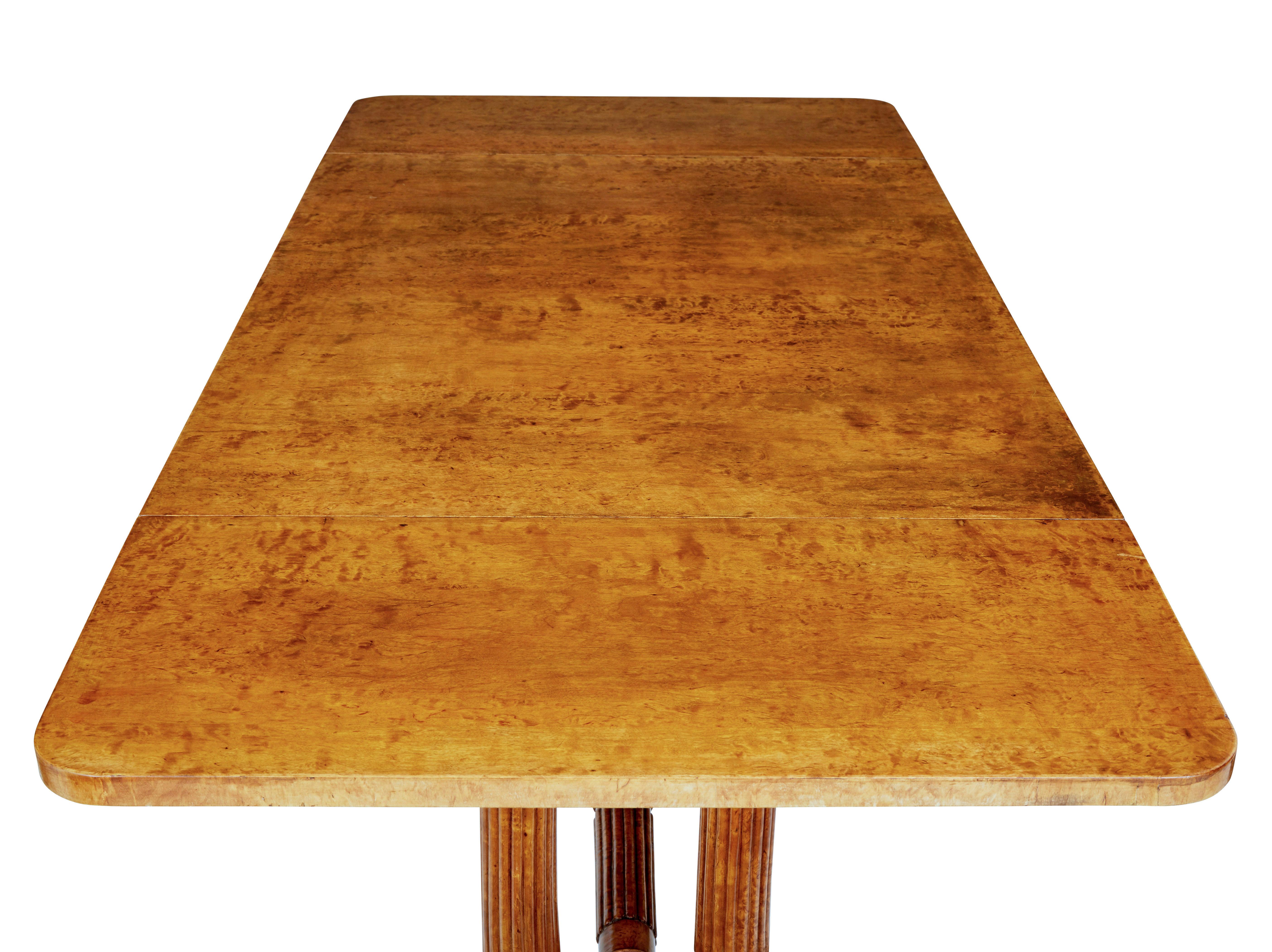 Mesa de sofá Biedermeier de abedul del siglo XIX en venta 3