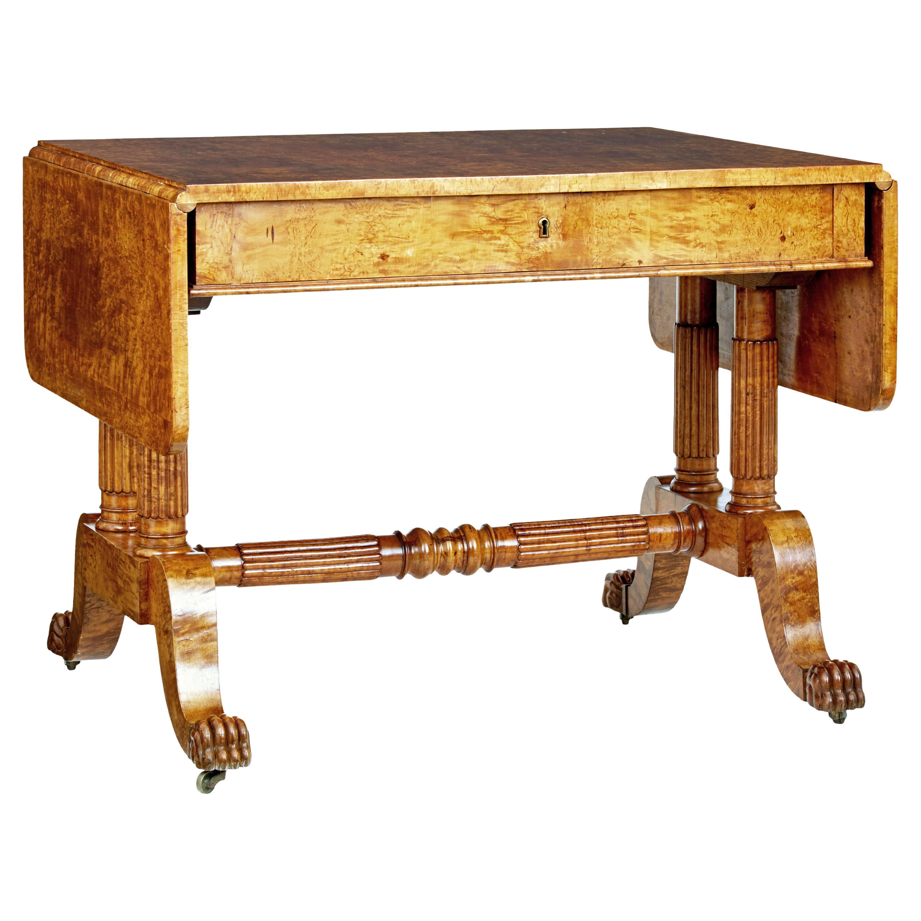 Table de canapé Biedermeier en loupe de bouleau du XIXe siècle en vente