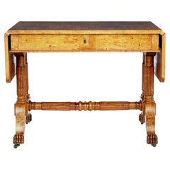 Table de canapé Biedermeier en loupe de bouleau du XIXe siècle