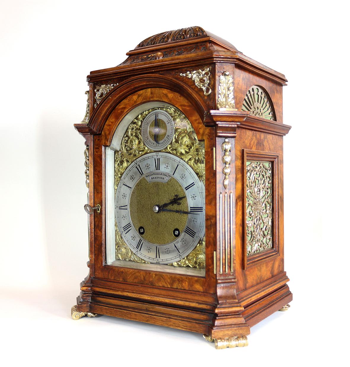 Victorien tardif Horloge à console en ronce de noyer du XIXe siècle par Lenzkirch en vente