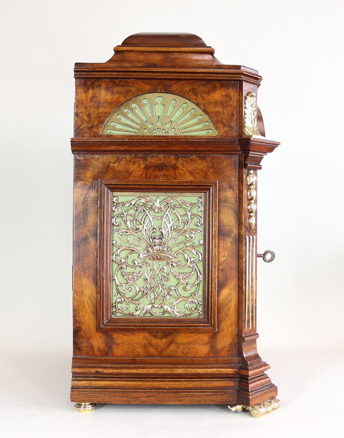 Fin du XIXe siècle Horloge à console en ronce de noyer du XIXe siècle par Lenzkirch en vente