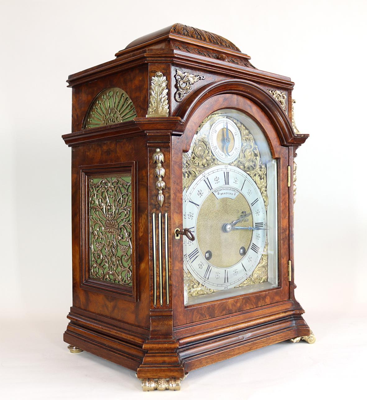 Laiton Horloge à console en ronce de noyer du XIXe siècle par Lenzkirch en vente