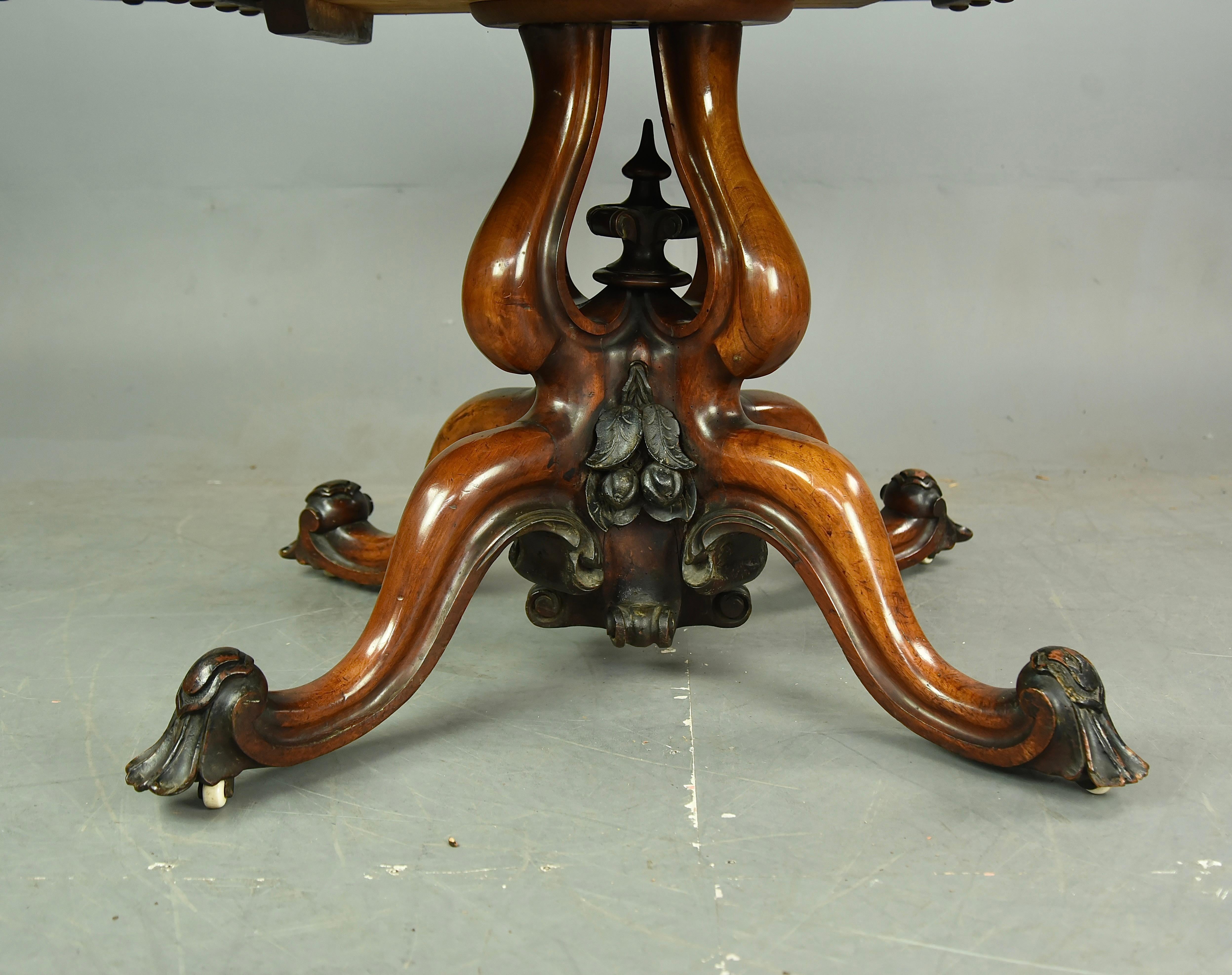 19th century burr walnut centre table In Good Condition In Chelmsford, GB