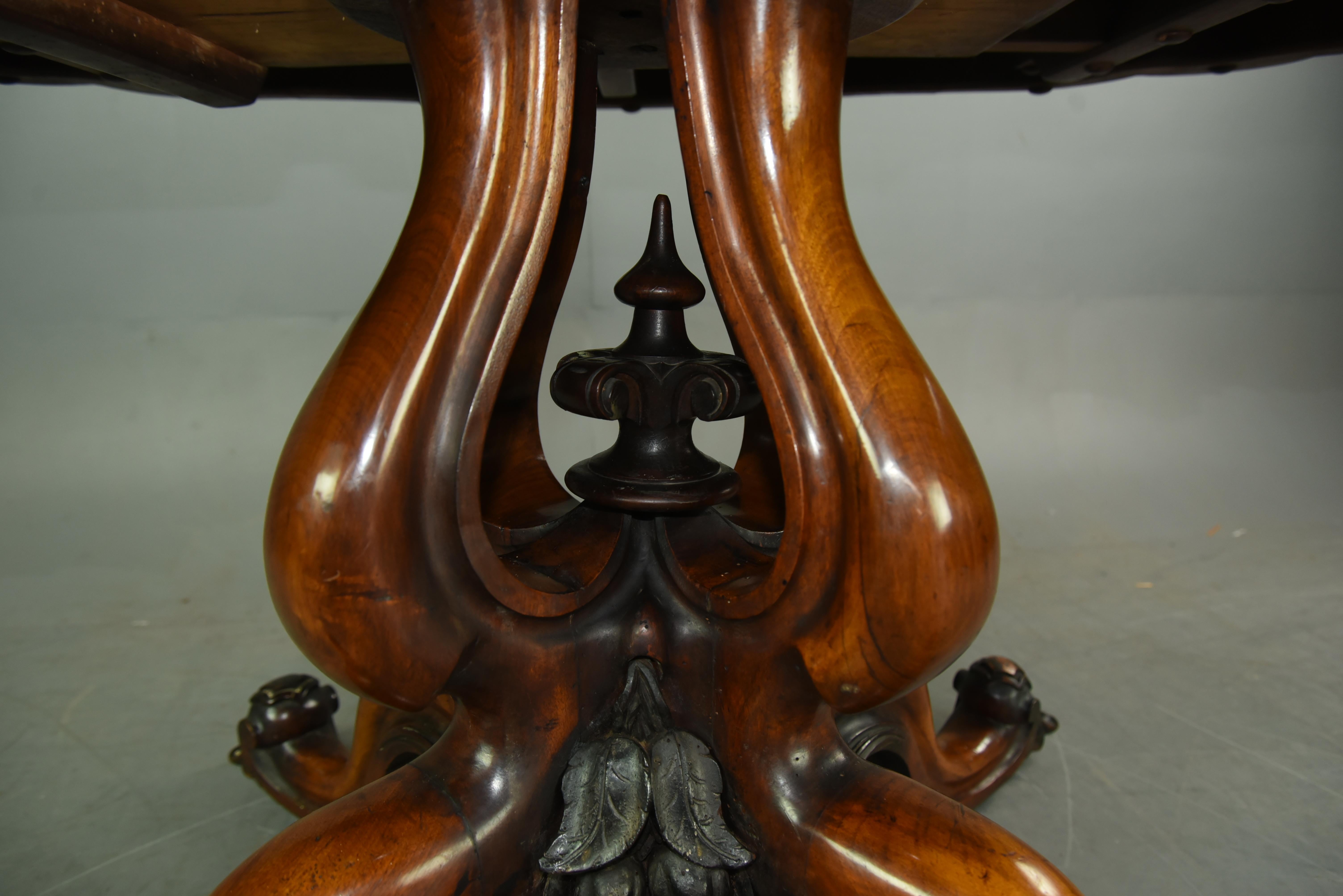 Walnut 19th century burr walnut centre table