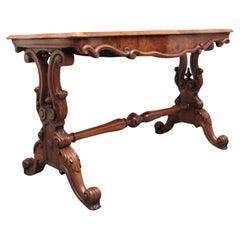 Mesa de centro de nogal del siglo XIX