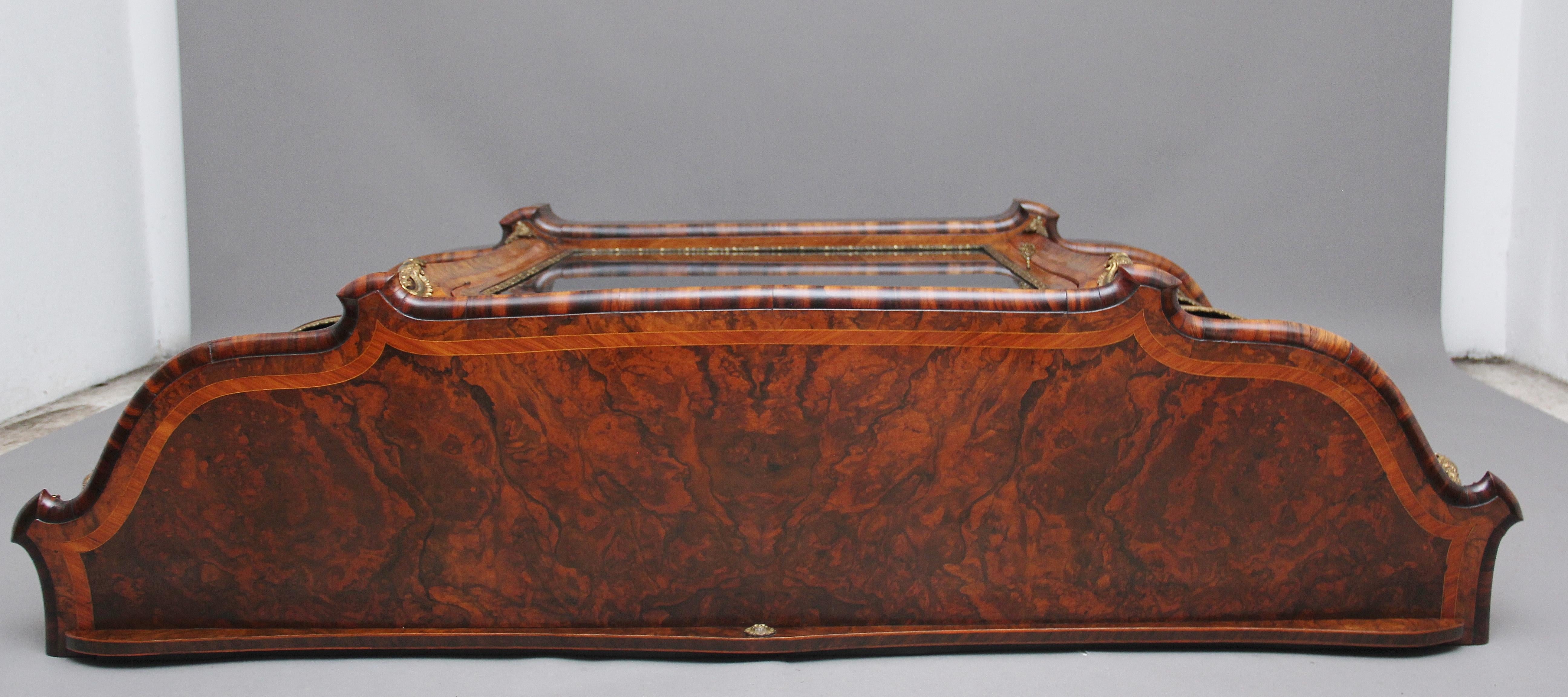 Metà XIX secolo Credenza in radica di noce del XIX secolo in vendita