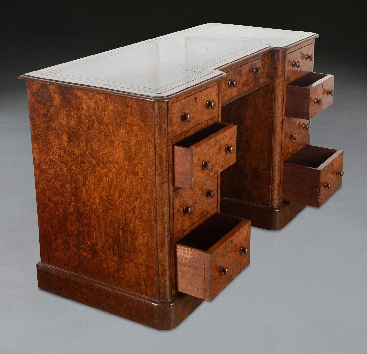 Schreibtisch aus Wurzelnussholz aus dem 19. (Mittleres 19. Jahrhundert) im Angebot