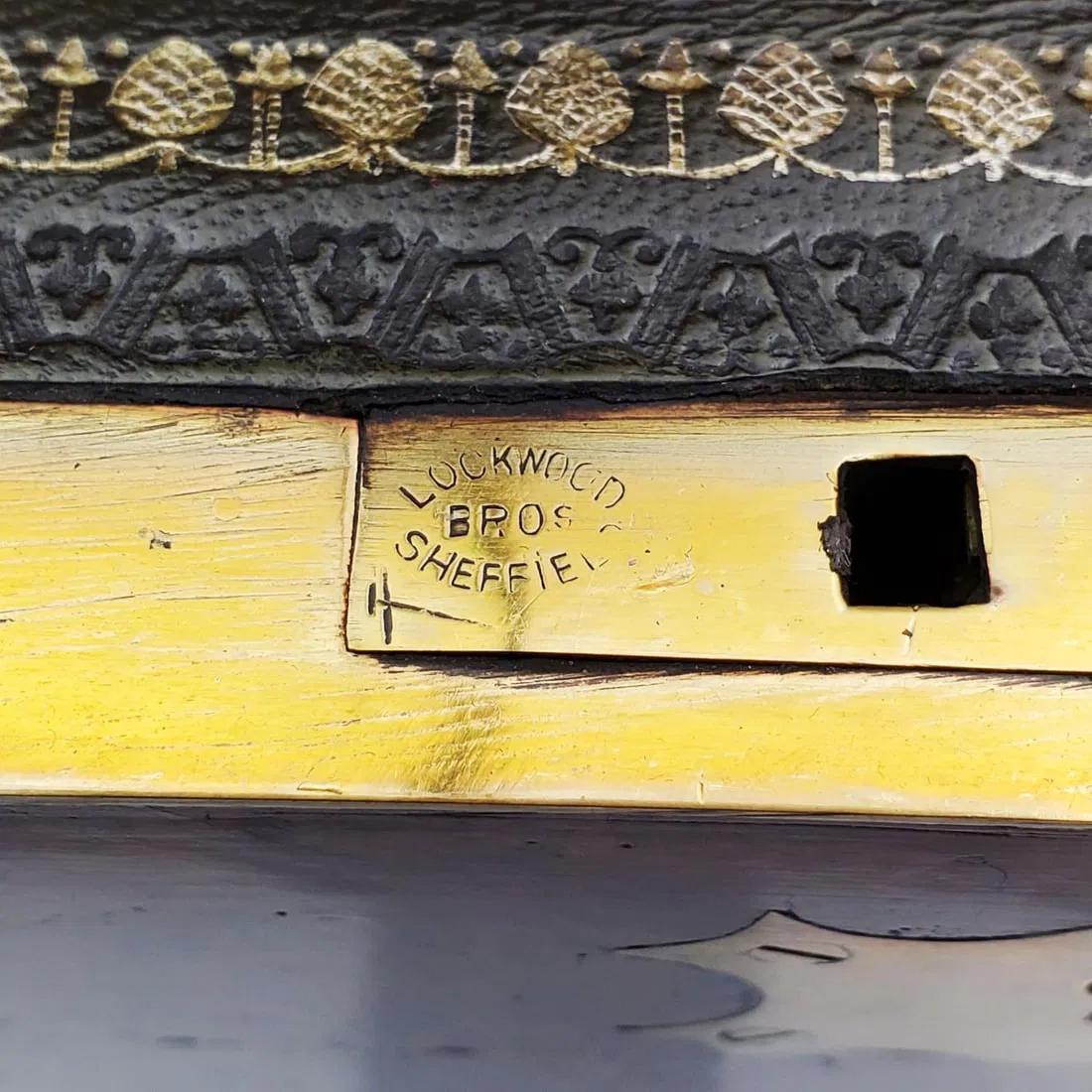 19th Century Burr Walnut Double Hinged Writing Slope with Brass Edges and Inlay For Sale 2