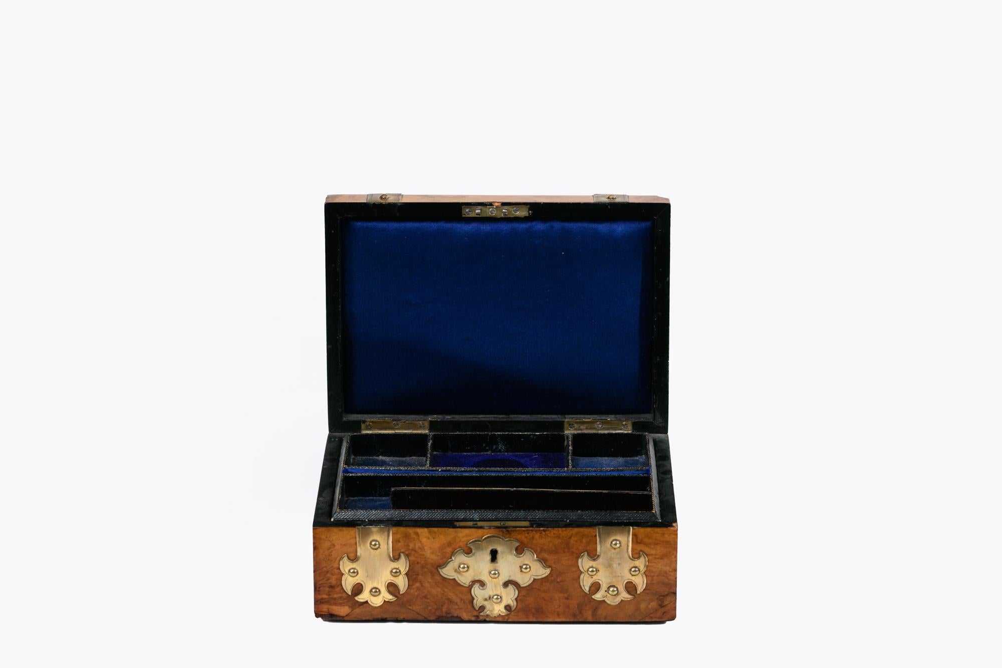 Coffret à bijoux du 19ème siècle en ronce de noyer avec des montures décoratives en laiton et un plateau amovible doublé de soie.