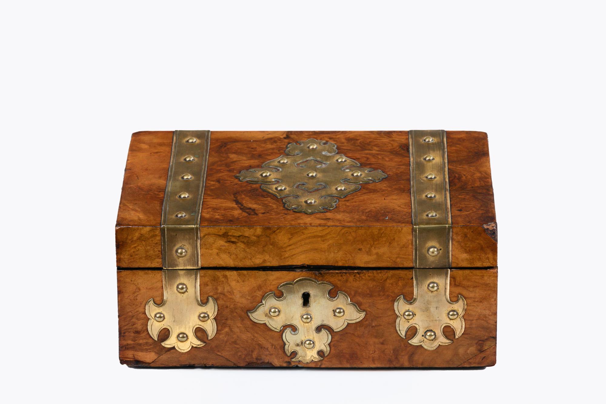 Boîte à bijoux en ronce de noyer du XIXe siècle Excellent état - En vente à Dublin 8, IE