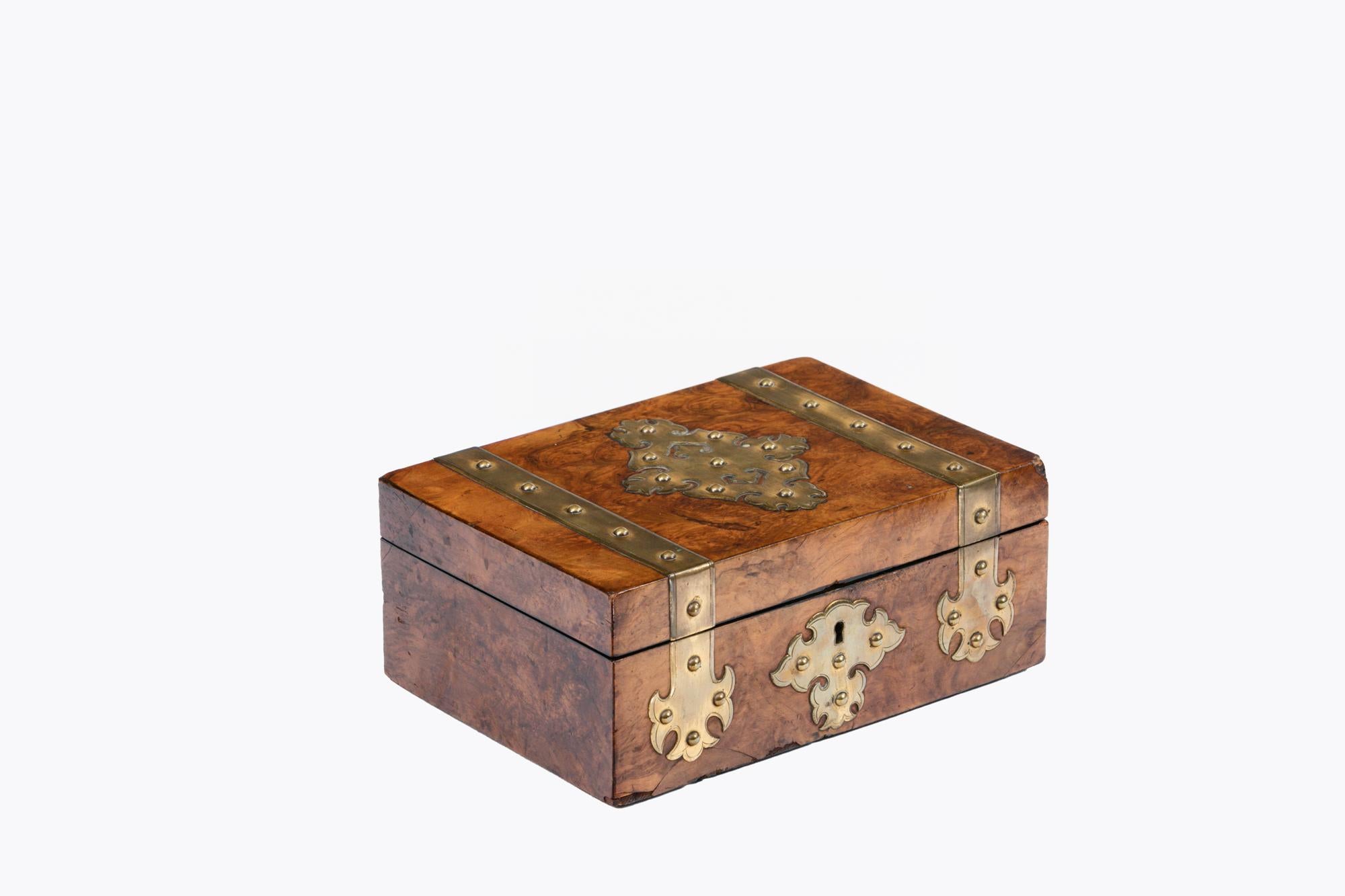 Laiton Boîte à bijoux en ronce de noyer du XIXe siècle en vente