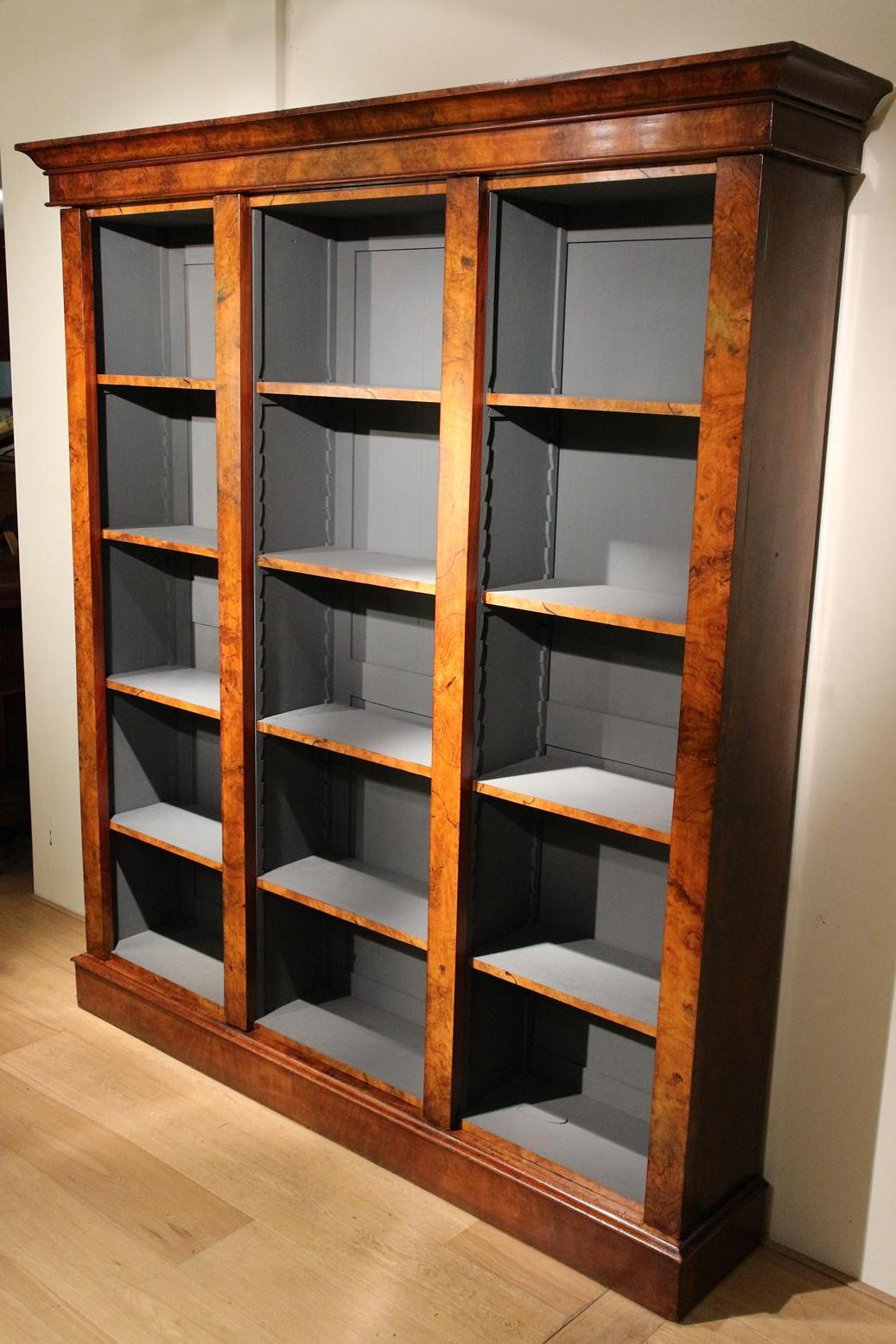 19th Century Burr Walnut open Bookcase In Good Condition In Eindhoven, NL