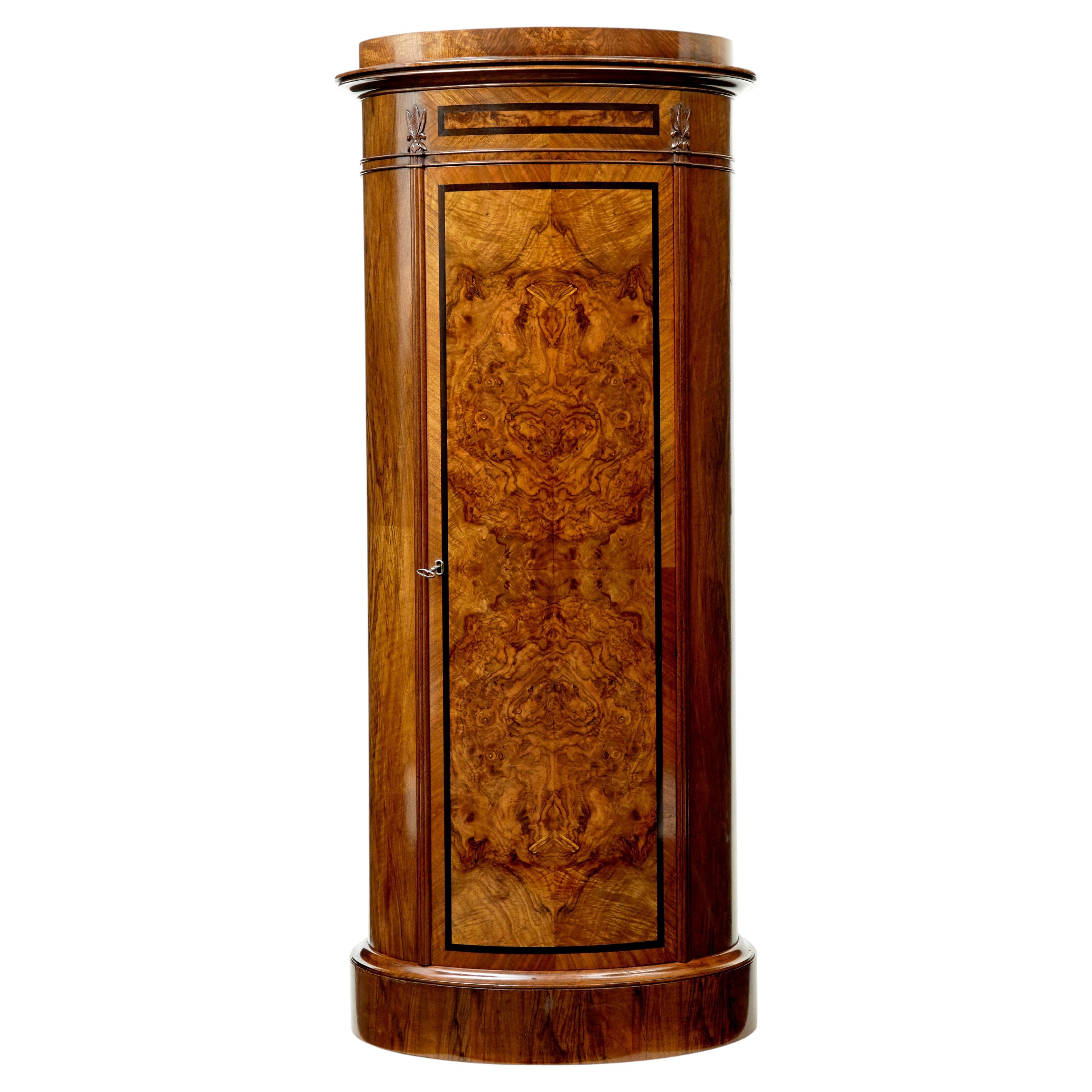 Credenza a piedistallo in noce con intarsio del XIX secolo