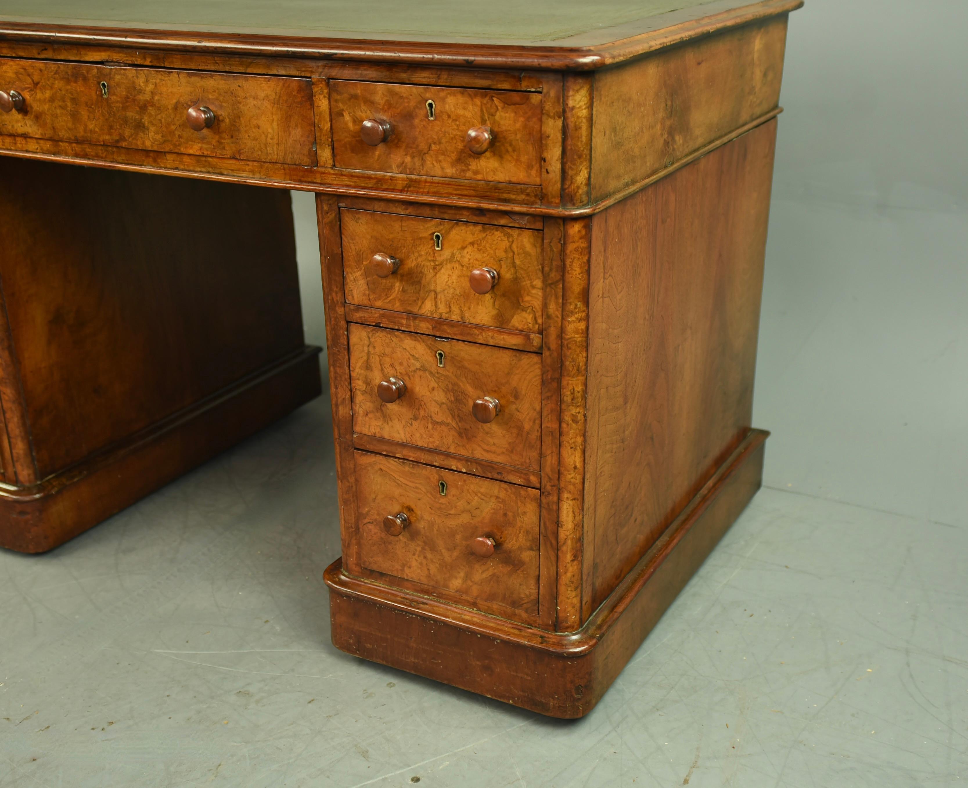 19th Century burr walnut pedestal desk In Good Condition In Chelmsford, GB
