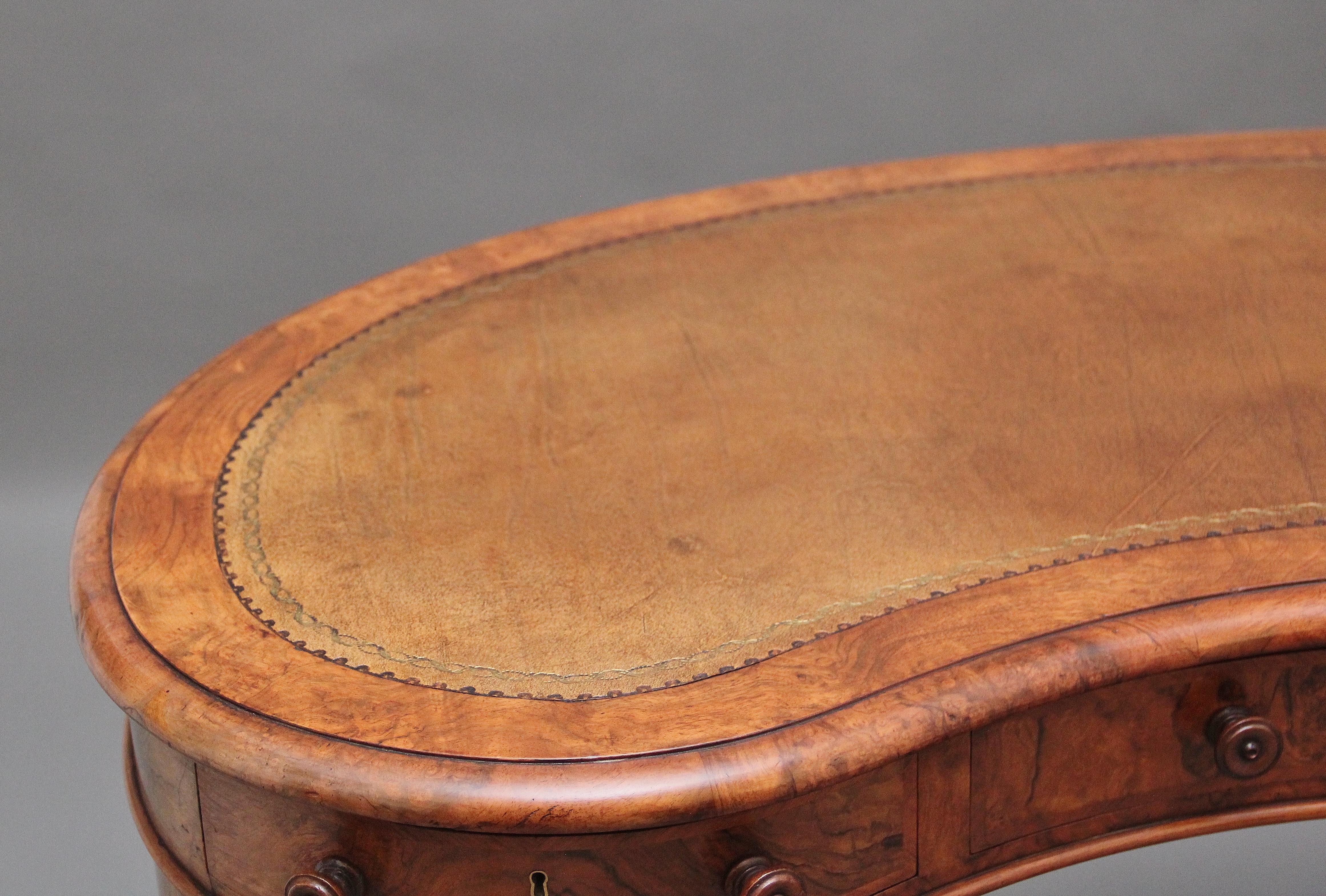 Nierenförmiger Schreibtisch aus Wurzelnussholz aus dem 19. (Mittleres 19. Jahrhundert)