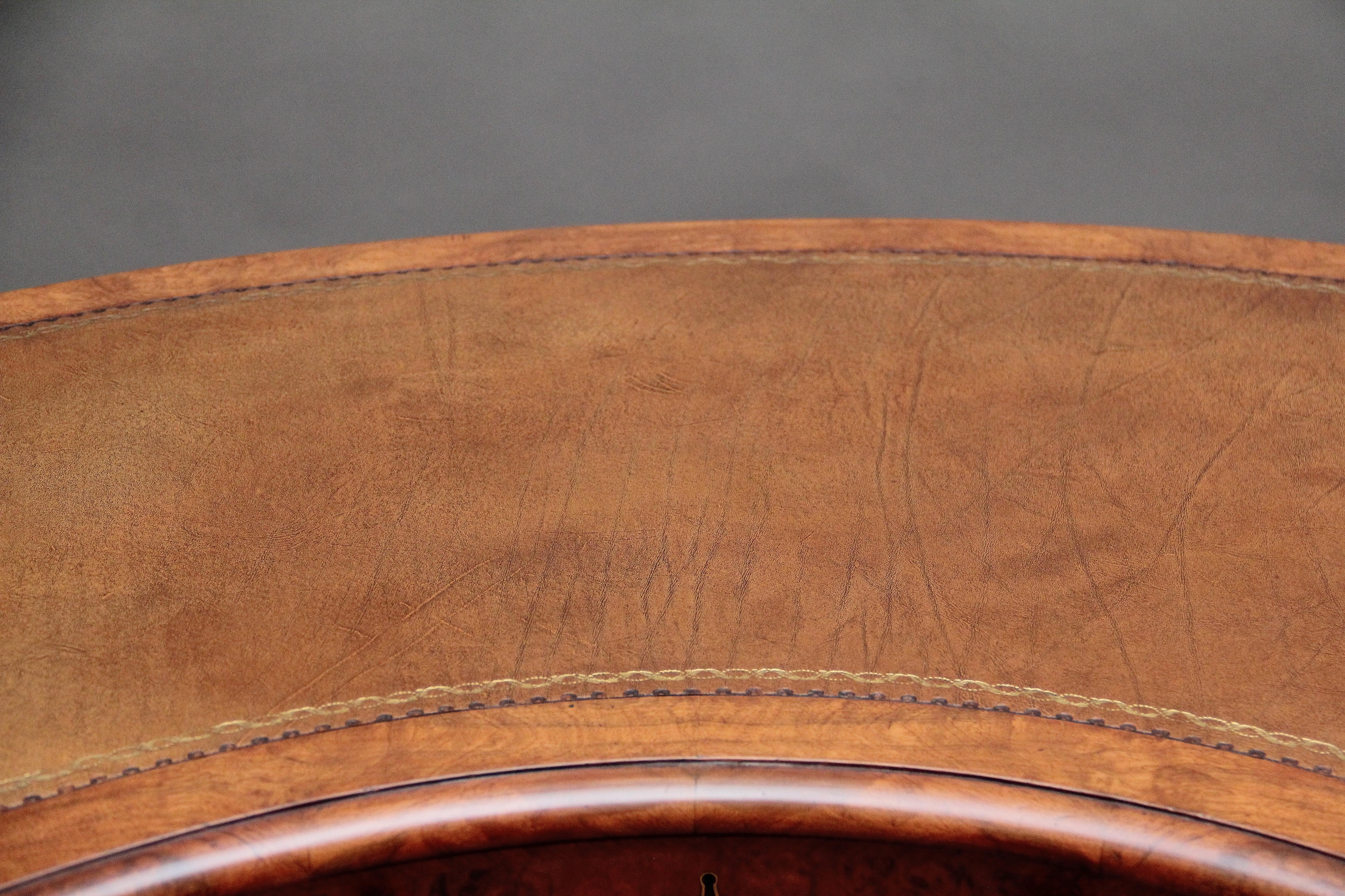 Nierenförmiger Schreibtisch aus Wurzelnussholz aus dem 19. (Walnuss)